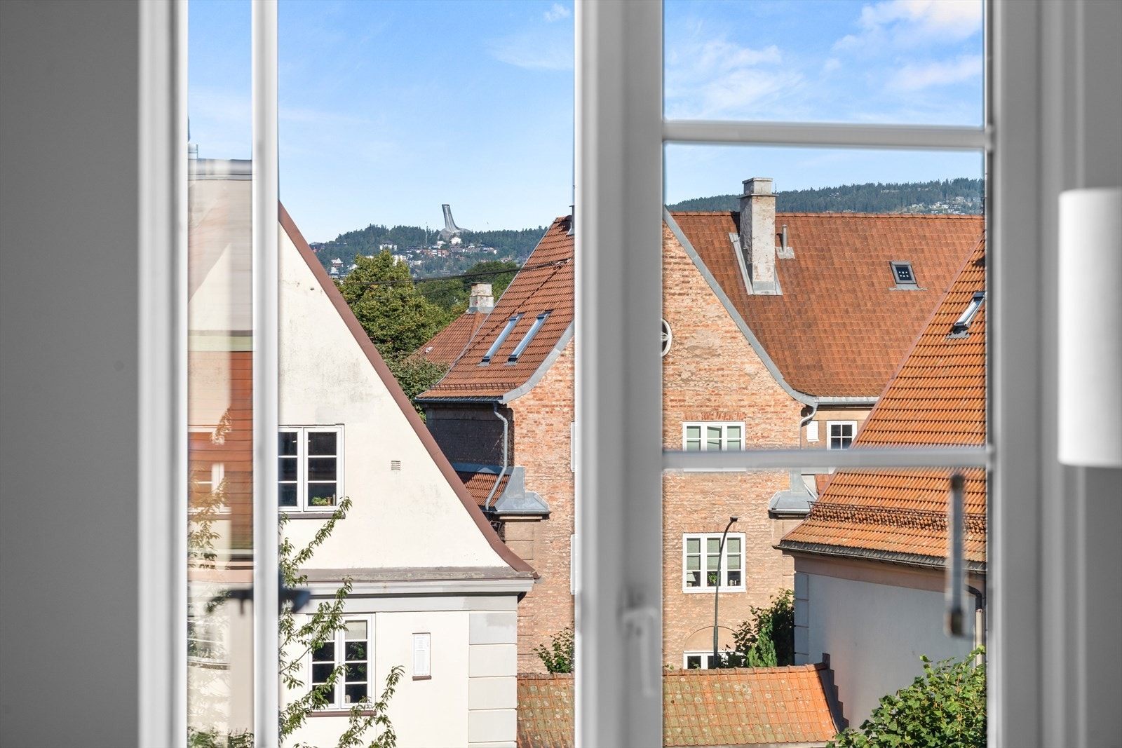 Utsikt fra stuen mot Holmenkollen. Galleribilde