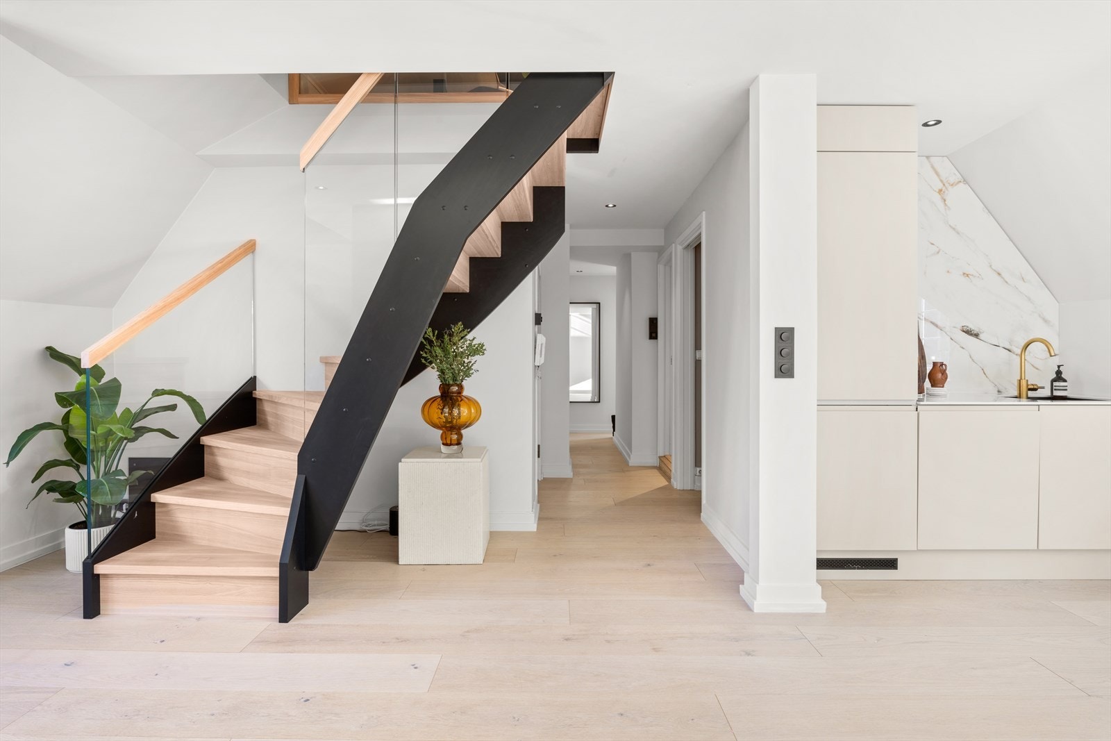 Elektrisk brytere og kontakter er i sort utførelse for å stå i kontrast til de lyse veggene. Galleribilde