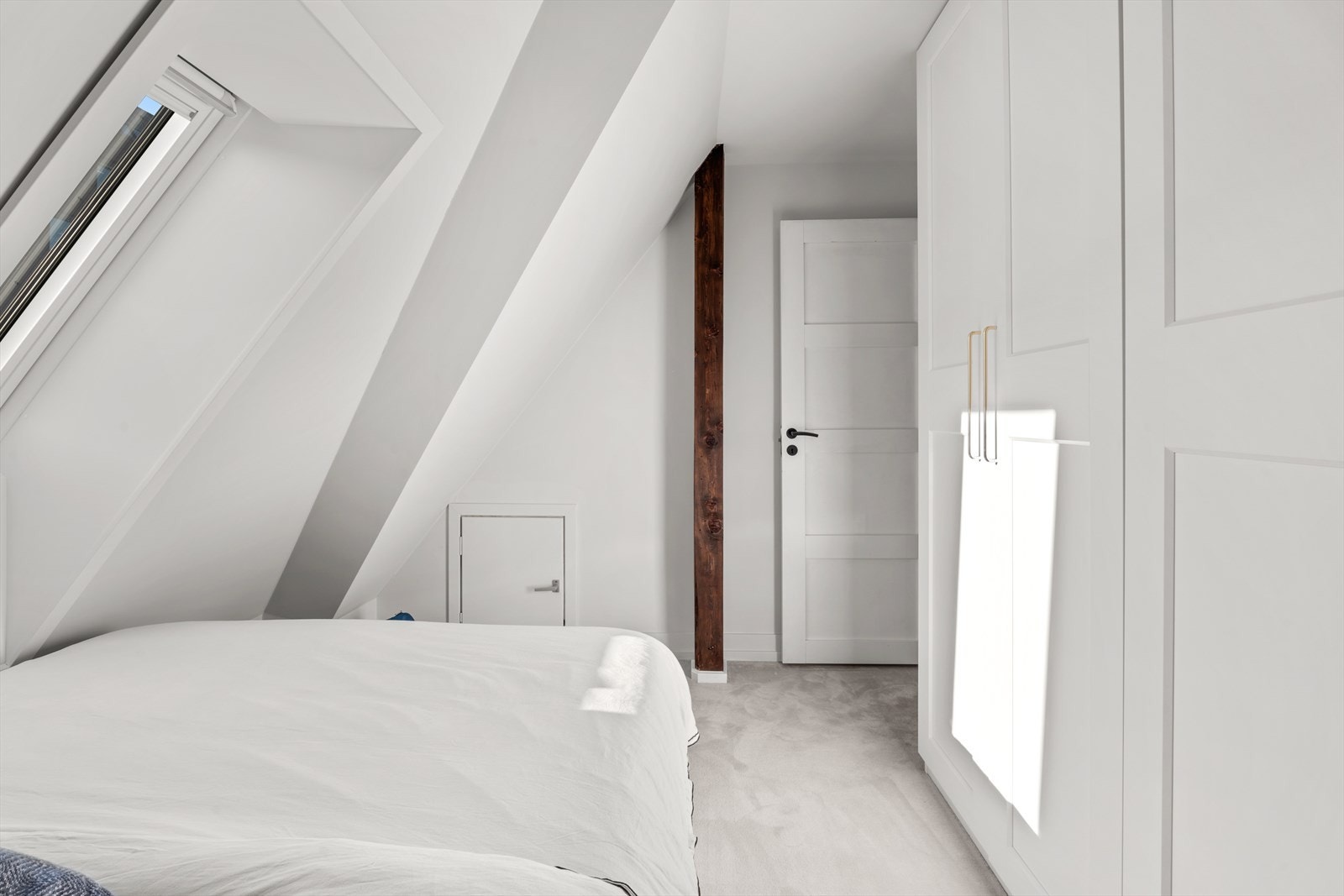 Stor garderobe og noe ekstra lagring i kneveggen. Galleribilde