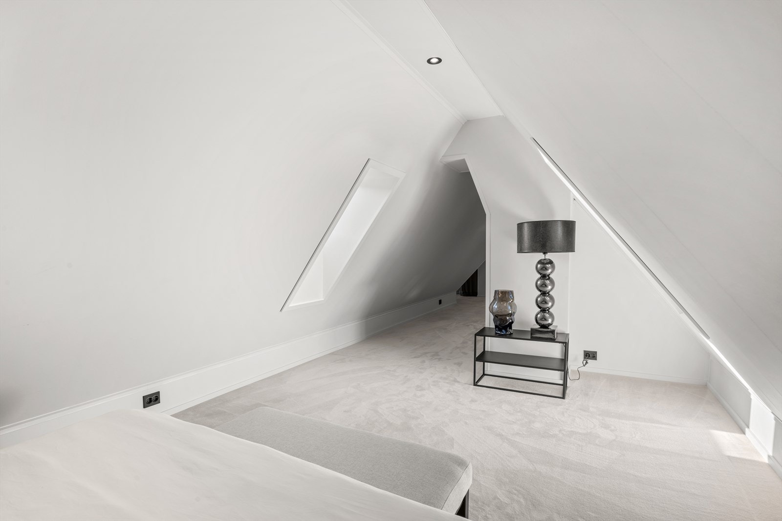 Hemsen får fint naturlig lys fra flere takvinduer og har i tillegg integrert ledbelysning i taket. Galleribilde