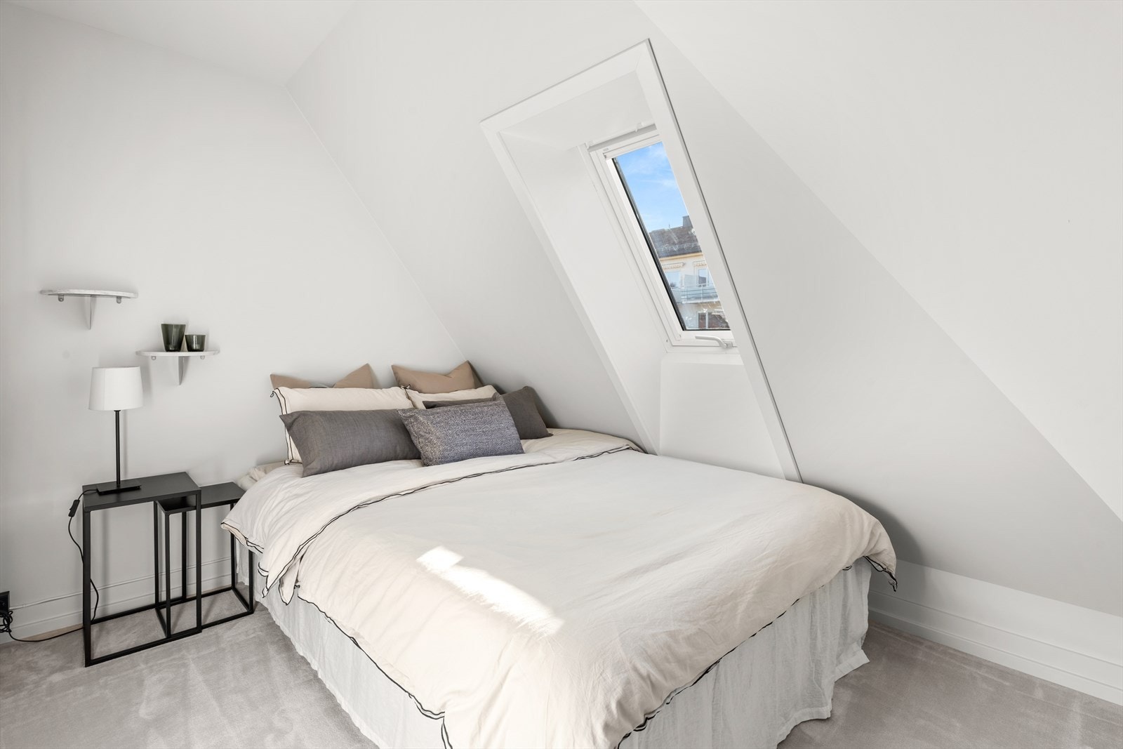 Soverom med morgensol. Galleribilde