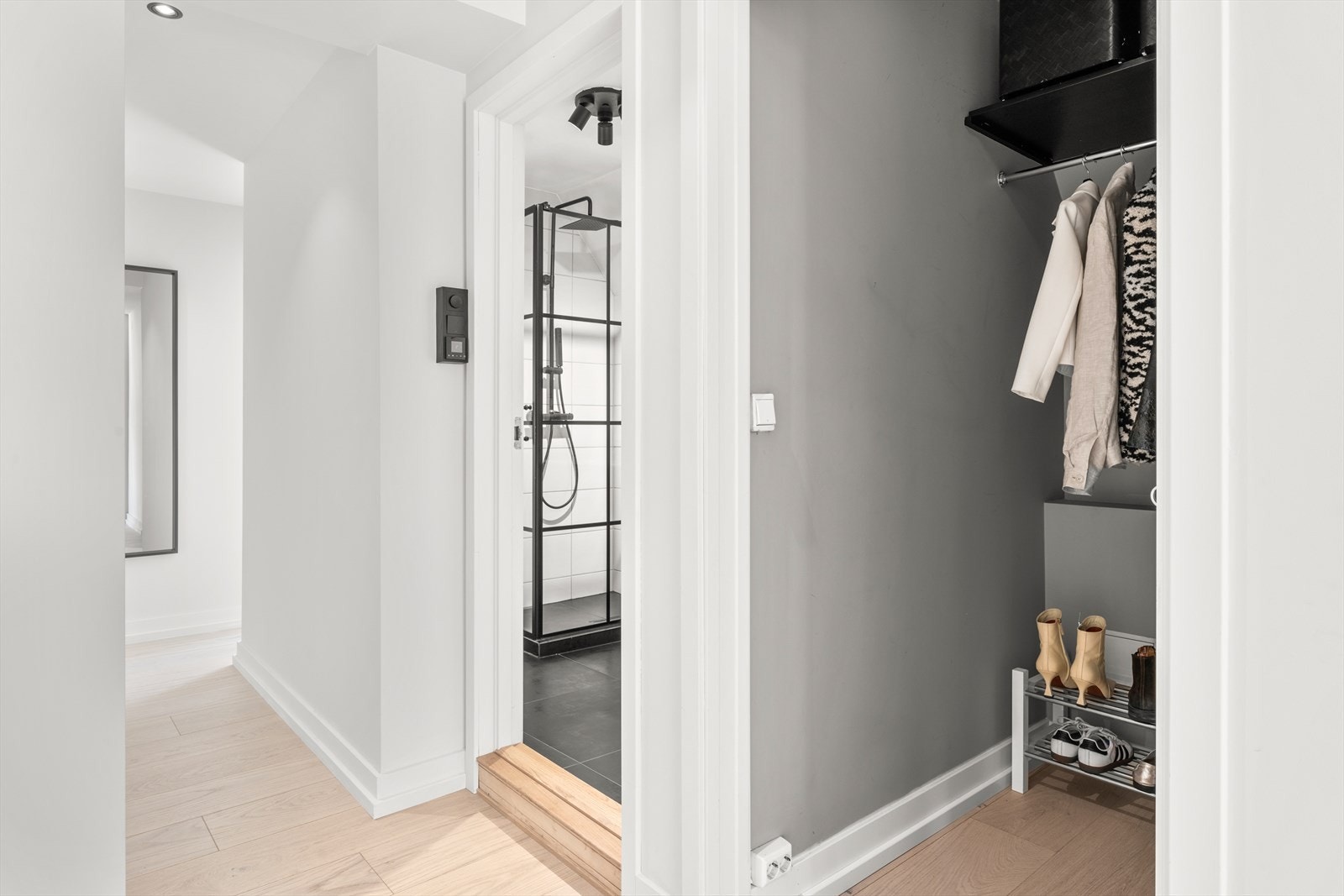 Rett på innsiden av inngangsdøren ligger garderoben. Galleribilde