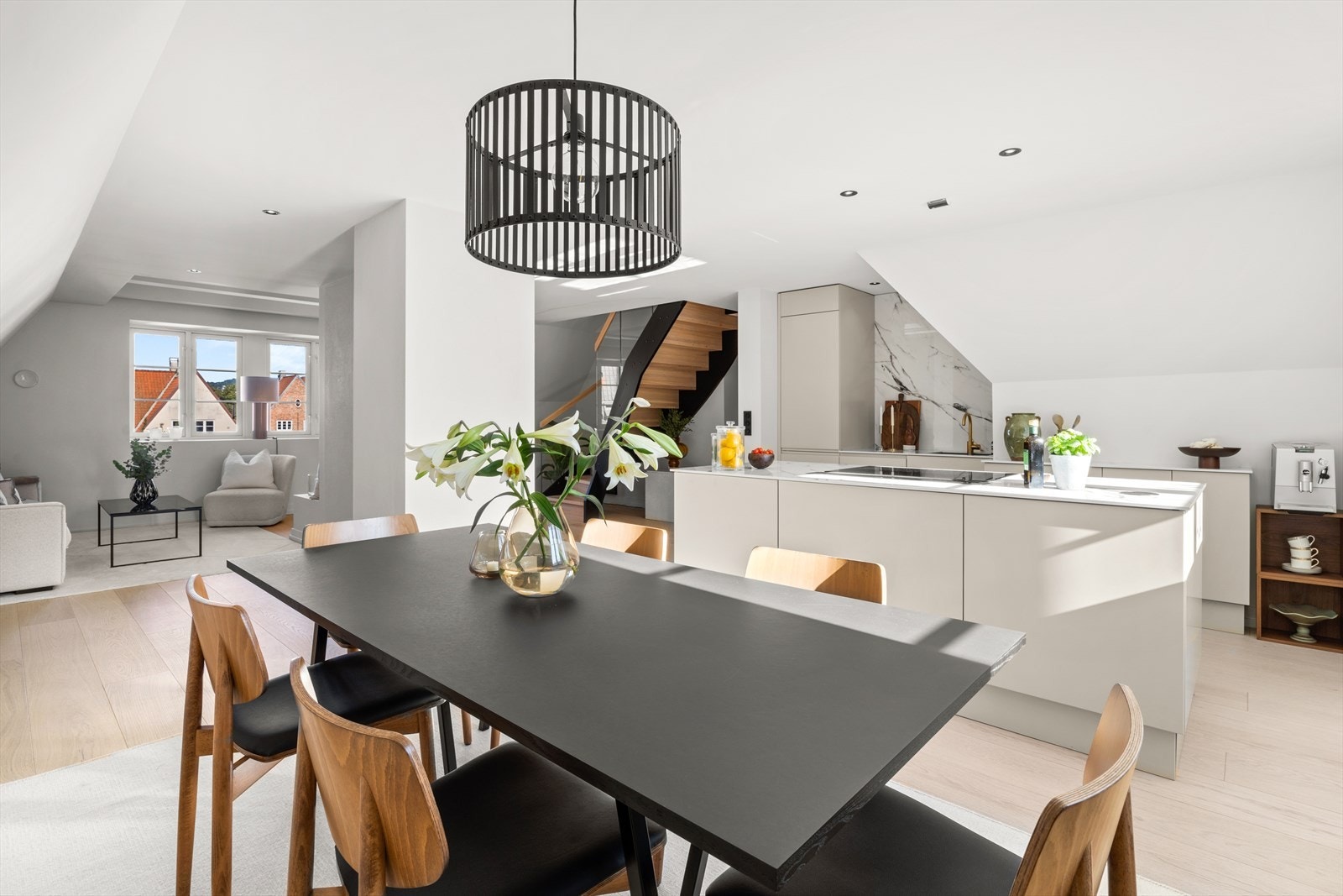 Lekker og nyoppusset (2023) loftsleilighet over 2 etasjer med 135 m2 gulvareal. Galleribilde