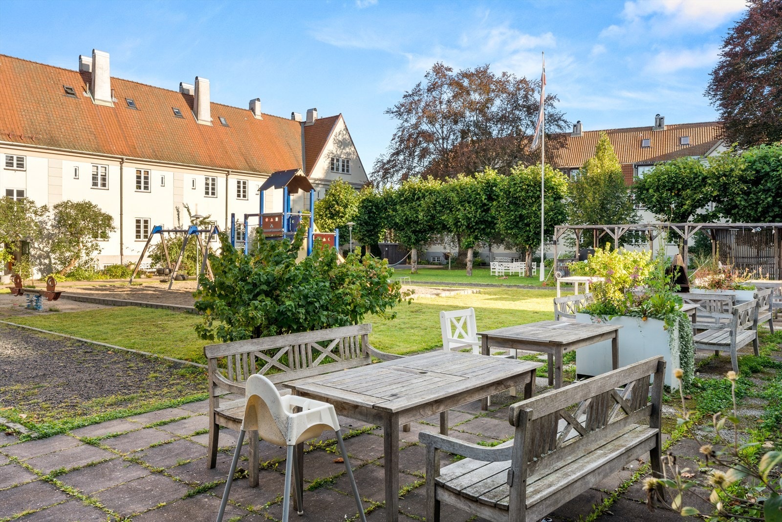 Hagen til Kvartal IV er en av hagebyens flotteste med fine sittegrupper og store arealer for lek hvor det legges skøyteis om vinteren. Galleribilde