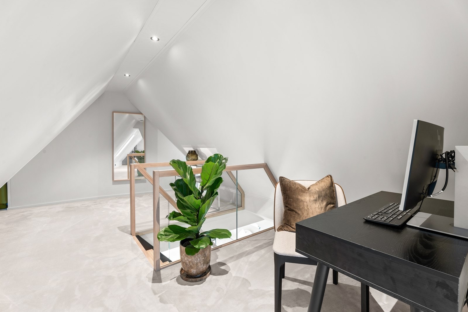 Hemsen er blitt benyttet som kontor og soverom, men er ikke byggemeldt og godkjent for varig opphold (se. pkt "Ferdigattest" i salgsoppgave.) Galleribilde