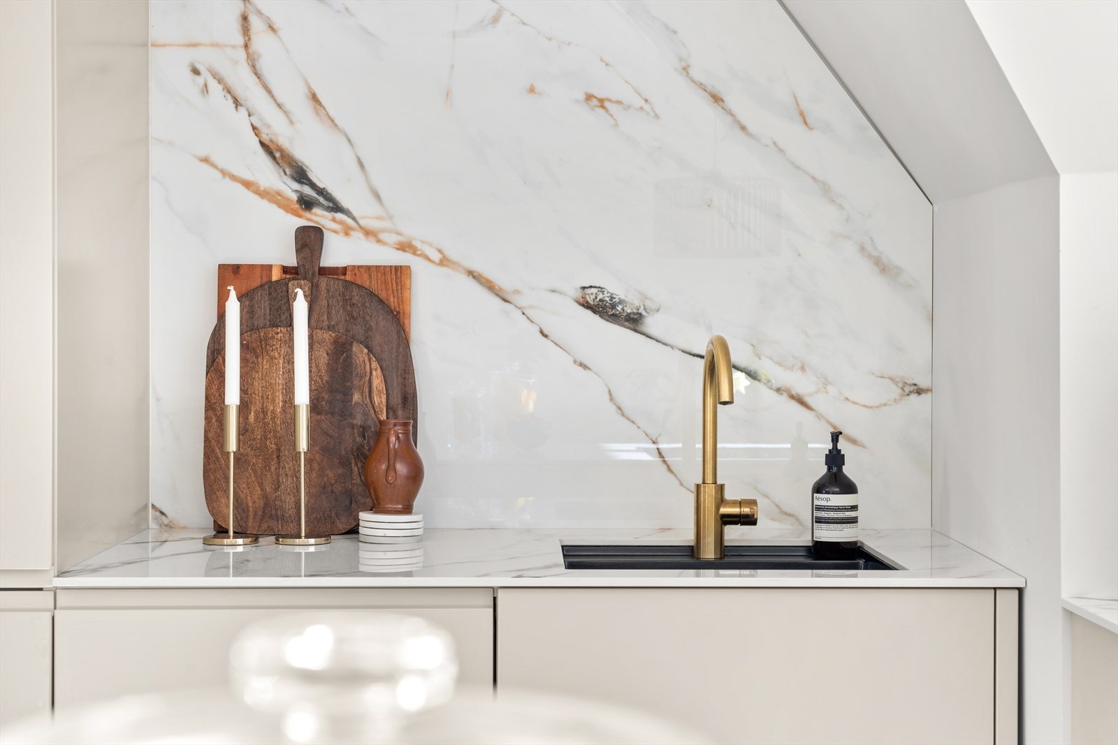 Keramiske benkeplater og bakvegg i 12 mm Calacatta Luxe Easystone. Galleribilde