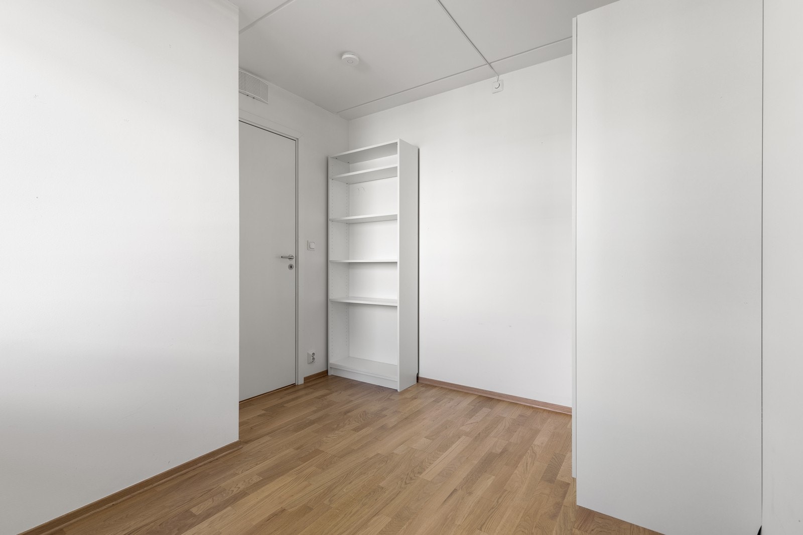 Soverom 2 har også god plass til garderobeskap og diverse møblement Galleribilde