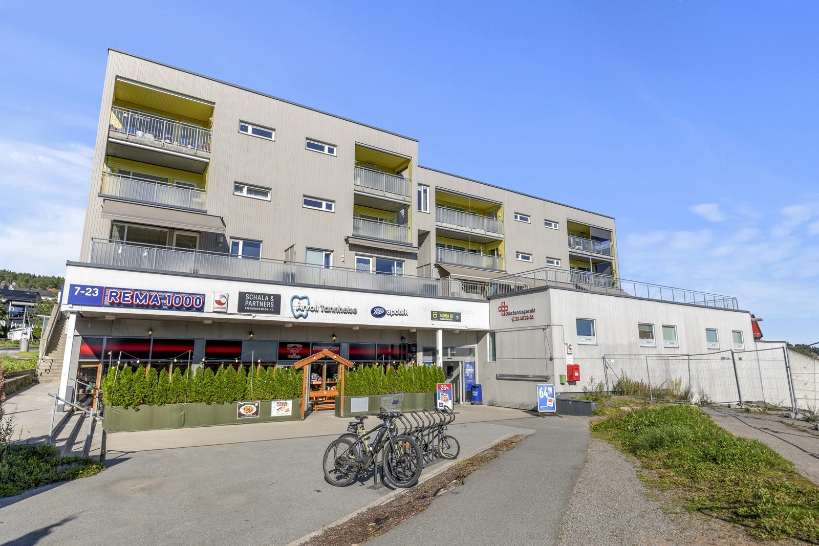 Leiligheten ligger i 2. etasje over Årvollsenter med REMA1000 med post i butikk, apotek og tannlege. Galleribilde