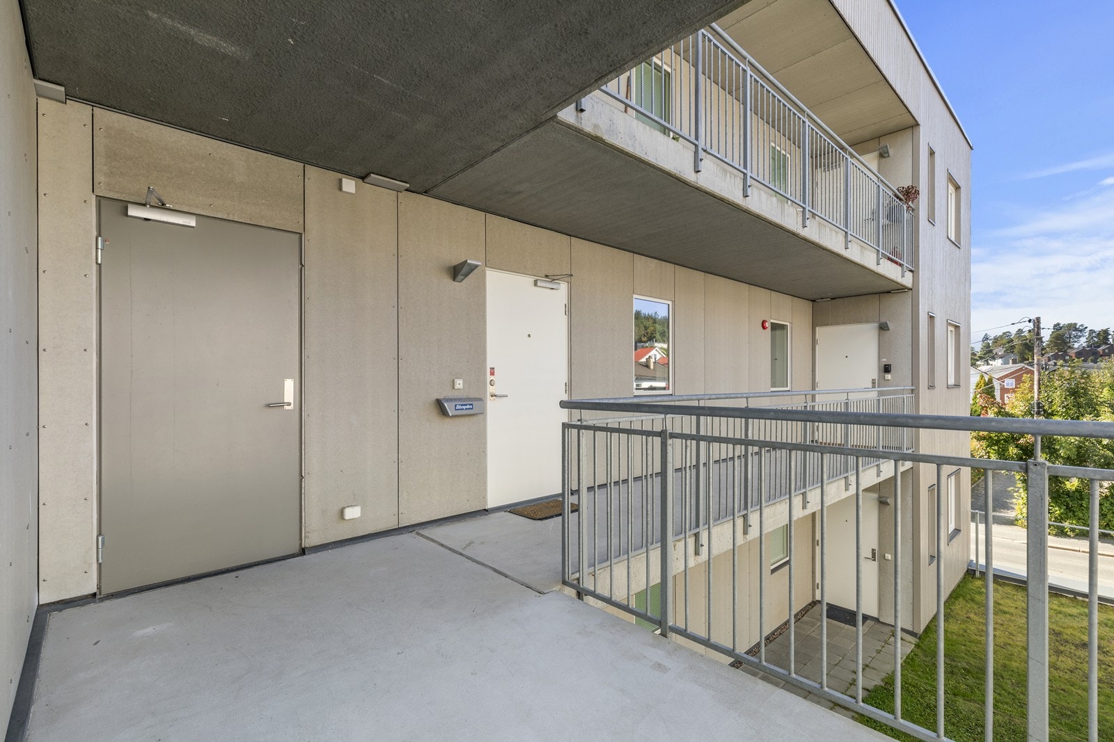 Leiligheten har adkomst med heis eller trapp og med takoverbygget svalgang. Galleribilde