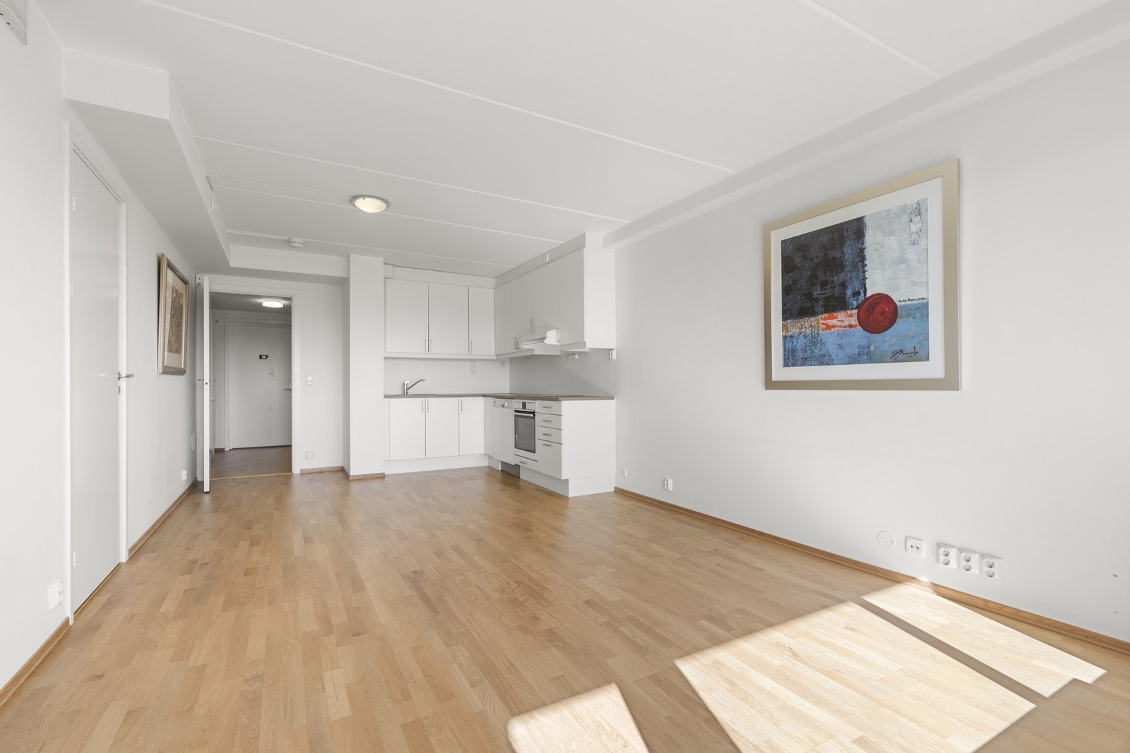 Kjøkkenet er utstyrt med vannstoppsystem og komfyrvakt. Det er avtrekk via balansert anlegg. Galleribilde