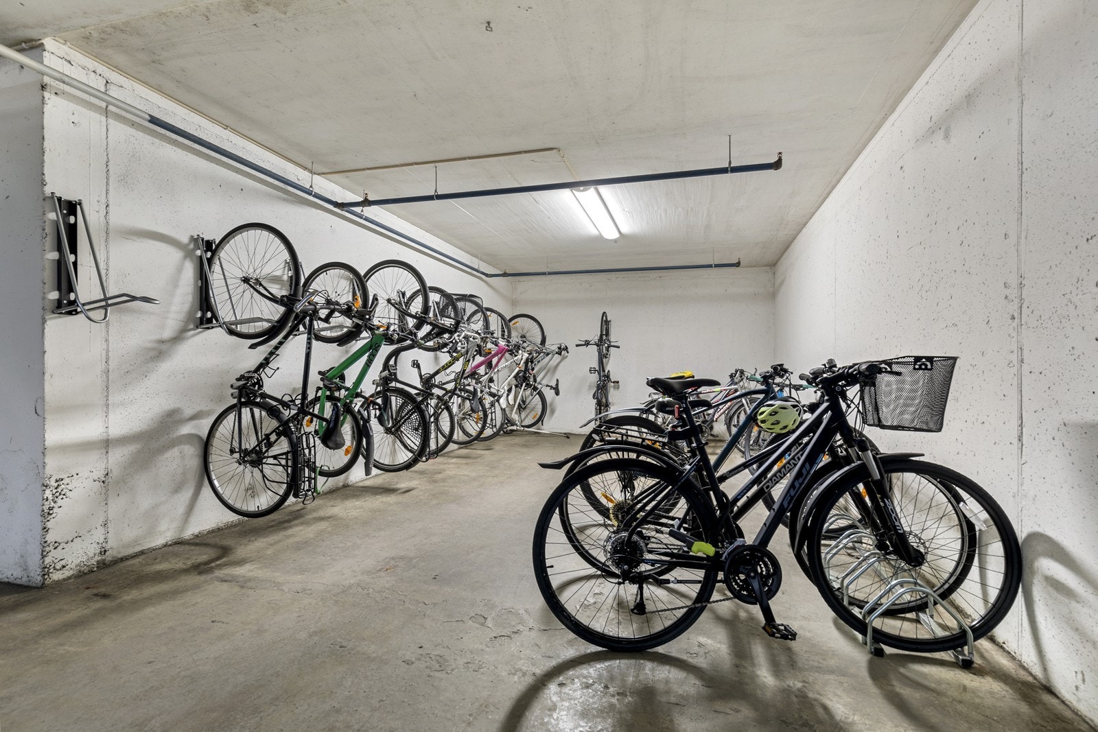 Felles sykkelparkering for beboerne i garasjekjelleren. Galleribilde