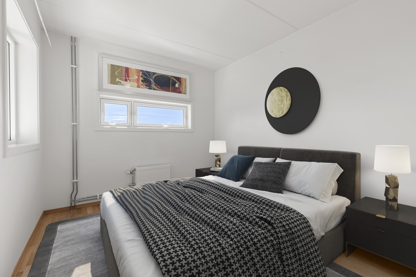 Hovedsoverommet har god plass til dobbeltseng med tilhørende møblement. (Illustrasjonsbilde av hvordan soverommet kan møbleres). Galleribilde