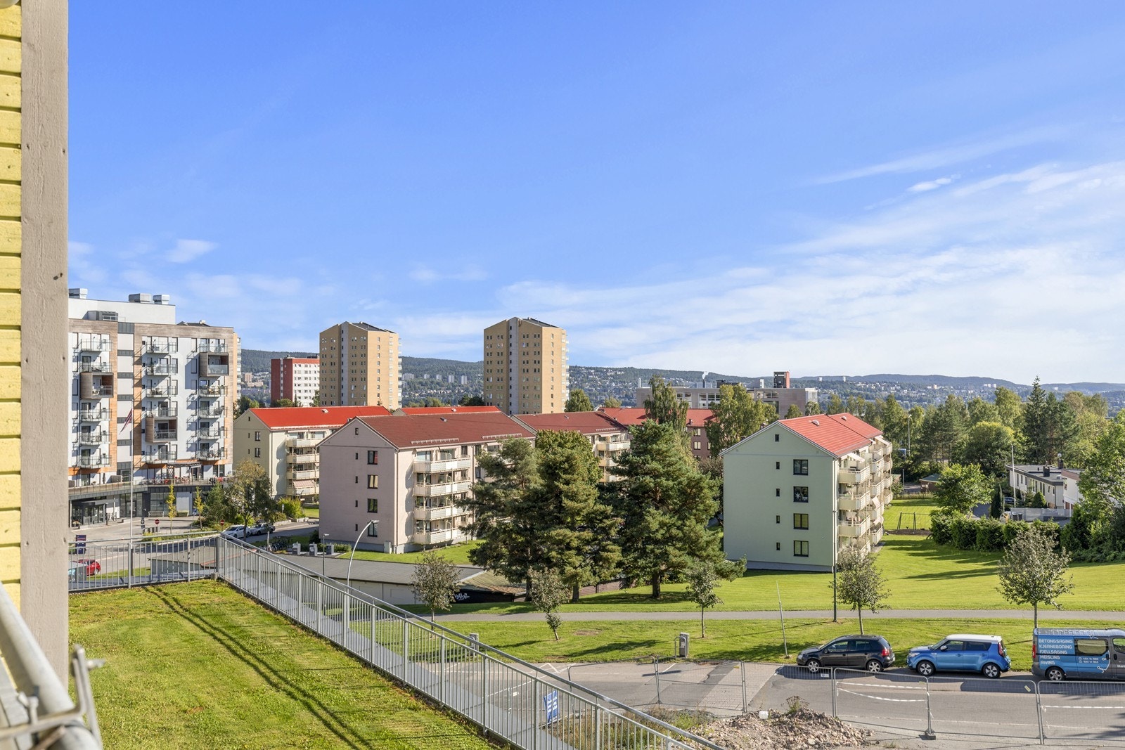 Fra balkongen er det fin utsikt ut over nærområdet Galleribilde