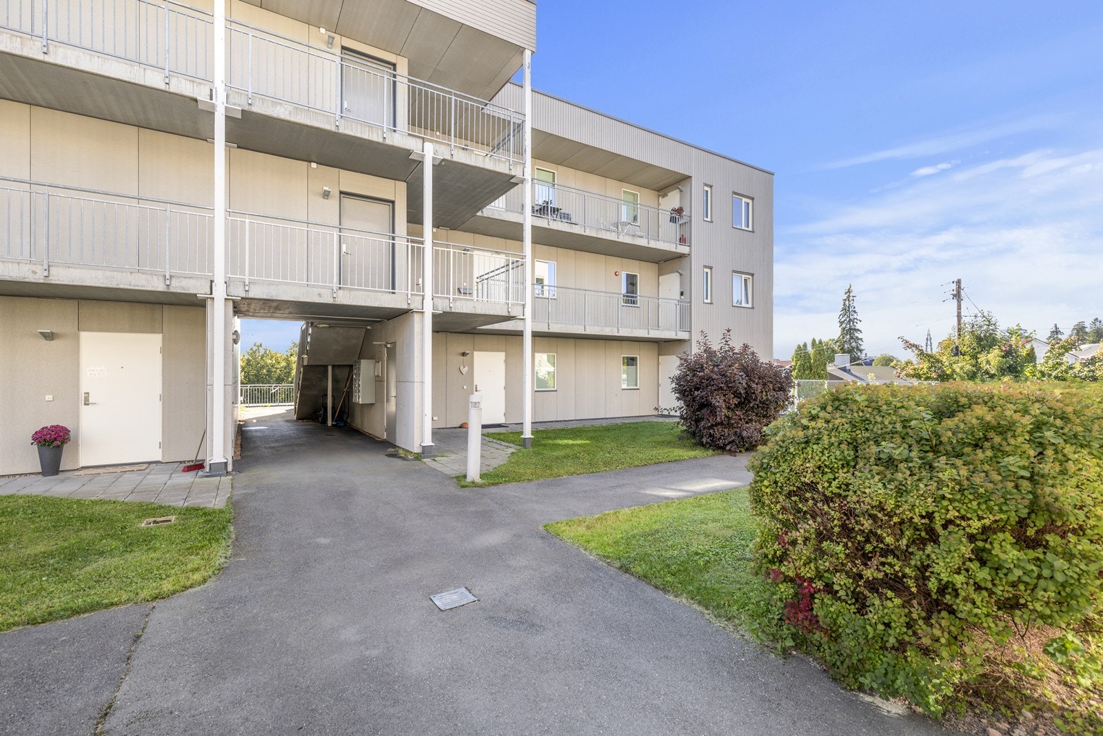 Borettslaget har pent opparbeidet fellesareal med gressplen, heller, prydbusker, hekker og asfalterte gangveier. Galleribilde