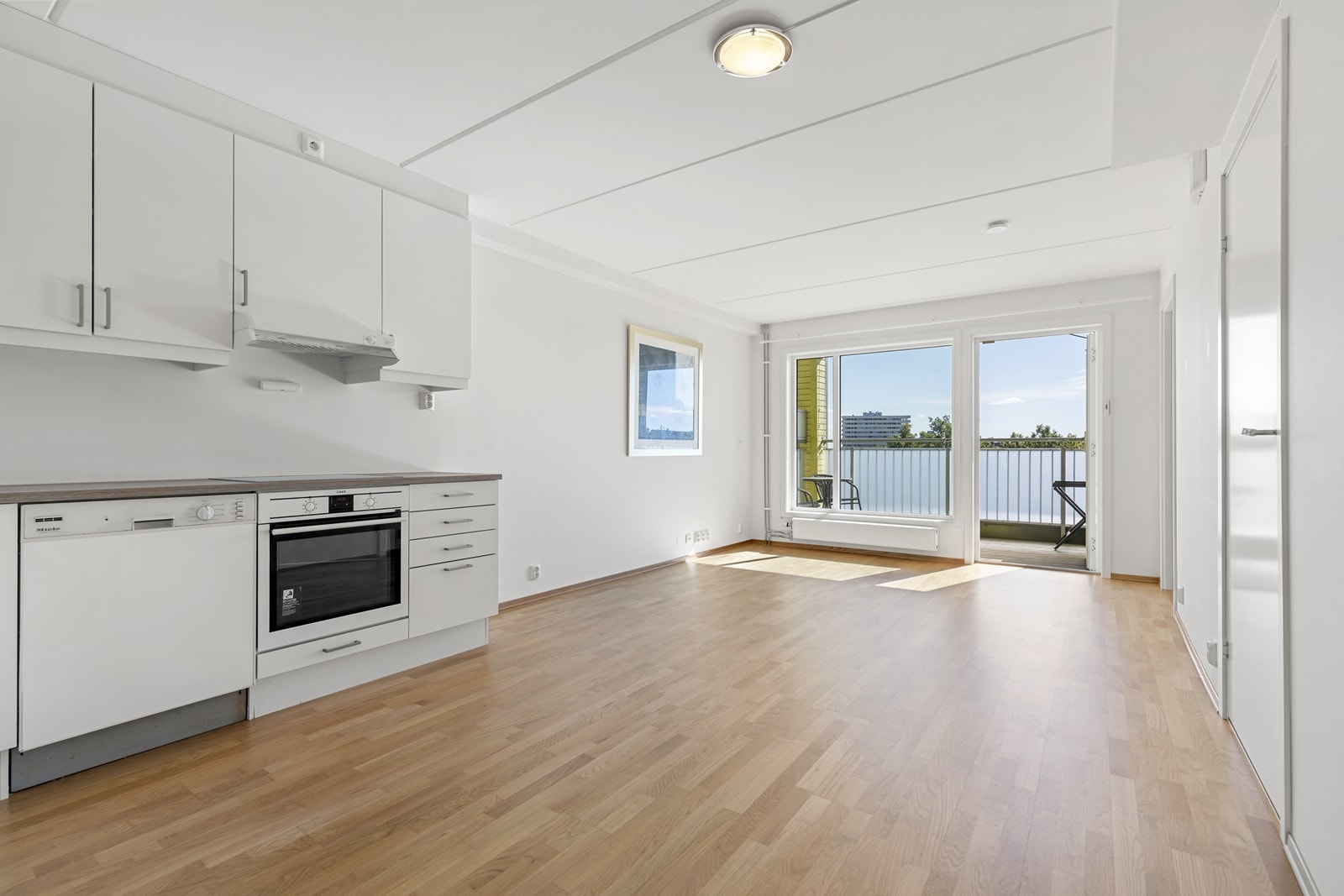 Den åpne stue/kjøkken løsningen gir en sosial og arealeffektiv planløsning. Galleribilde