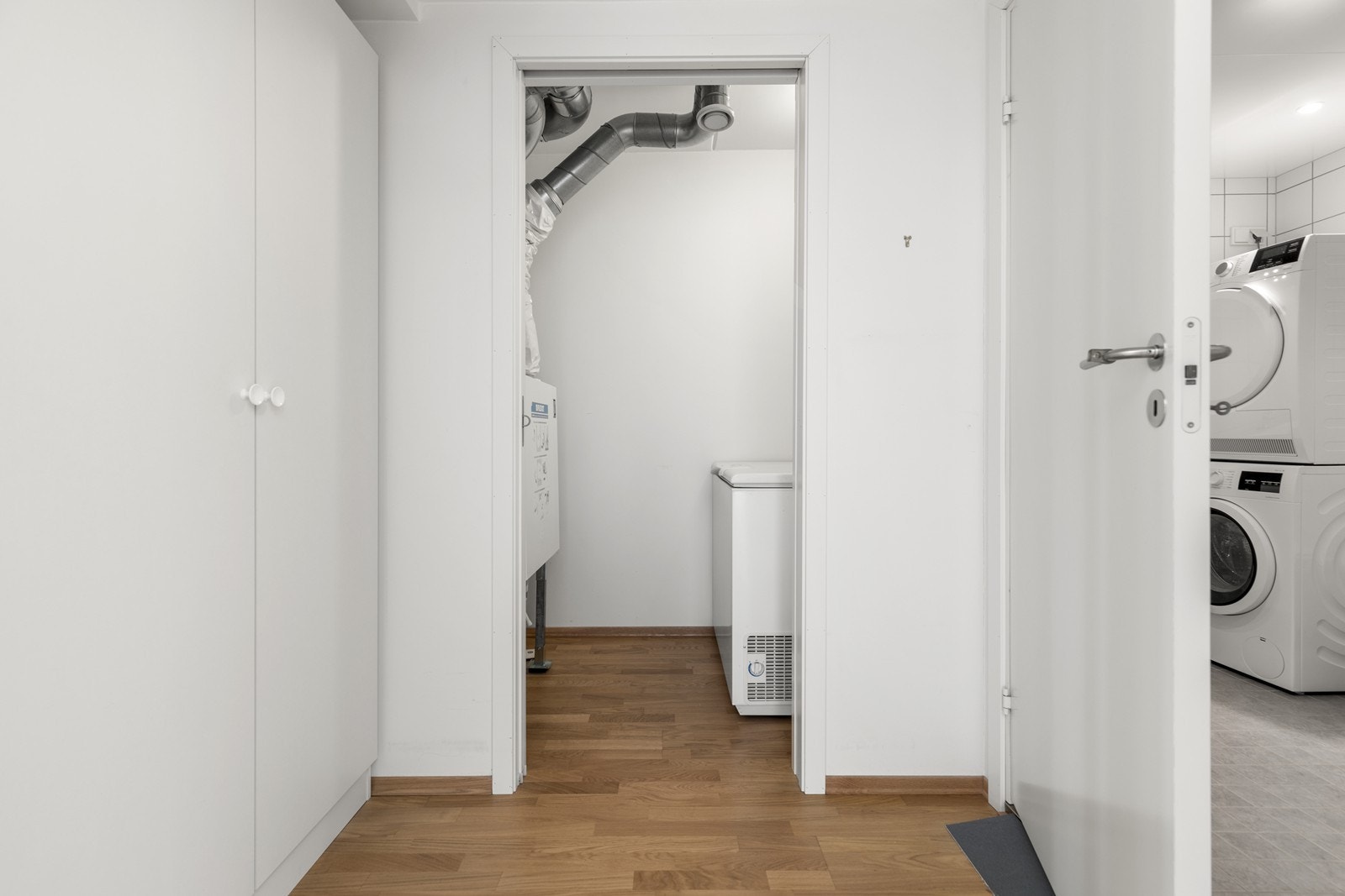 Innvendig bod og gang som er perfekt for ekstra oppbevaring. Galleribilde