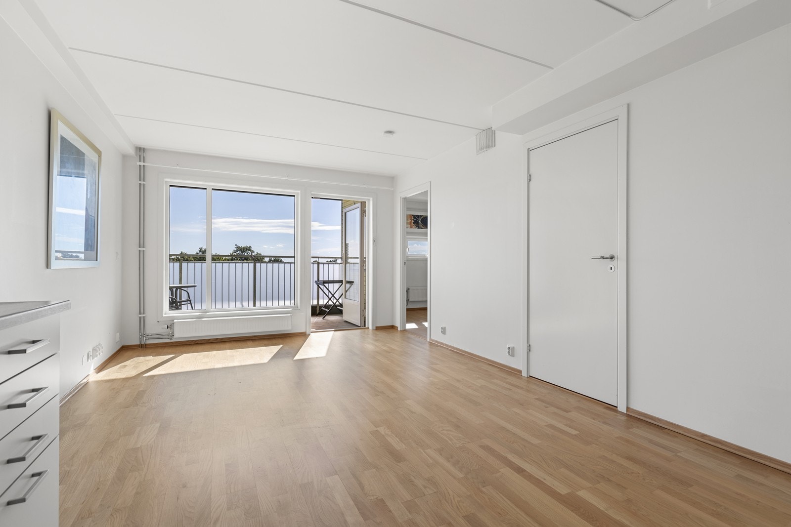 Stuen oppleves romslig med store vindusflater som slipper inn mye lys. Galleribilde