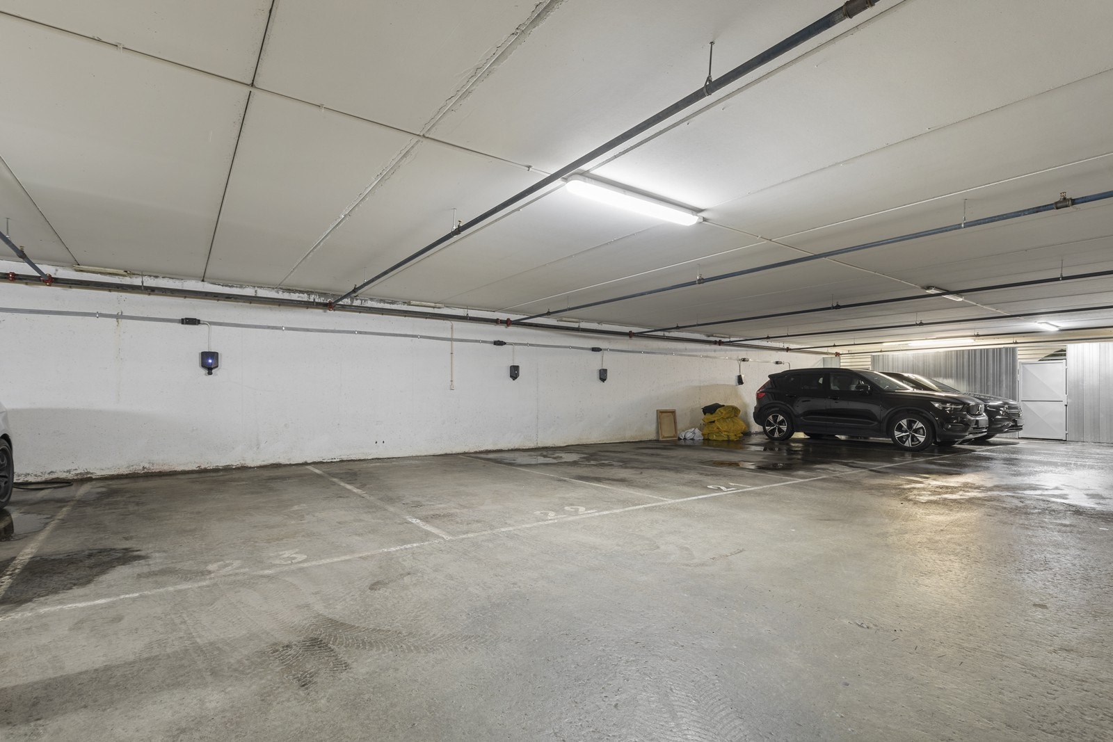Leiligheten disponerer en biloppstillingsplass i felles garasjekjeller. Galleribilde