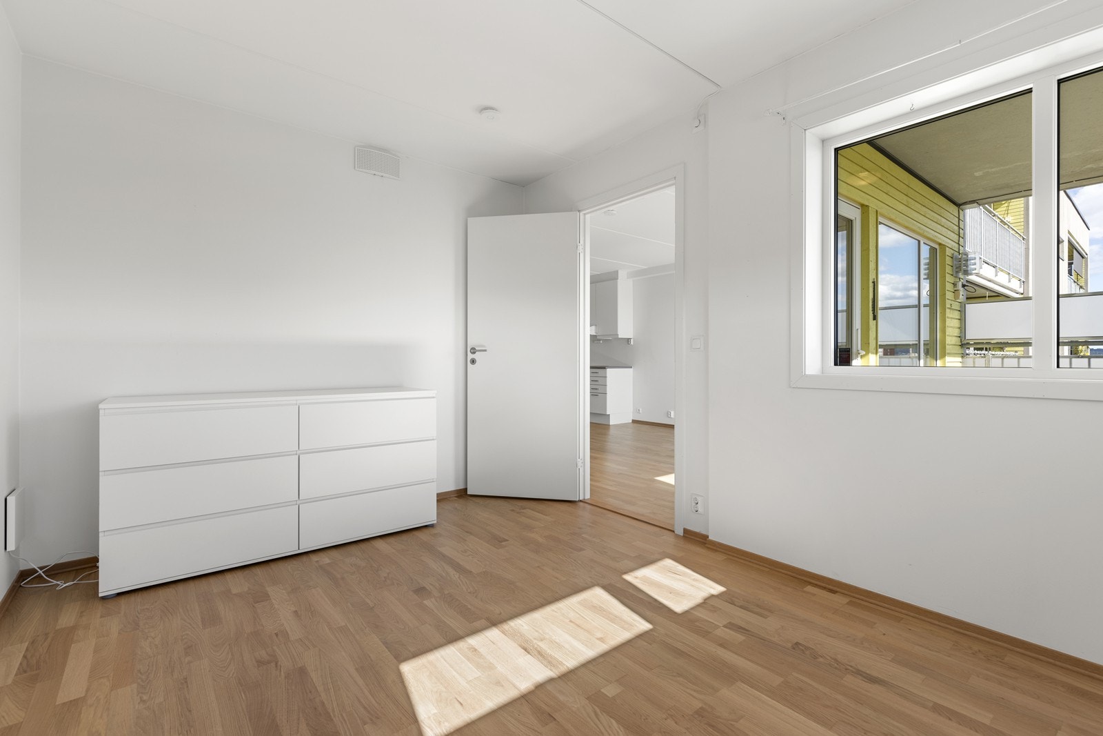 På hovedsoverommet er det plass til garderobeskap eller kommode for oppbevaring av klær. Galleribilde