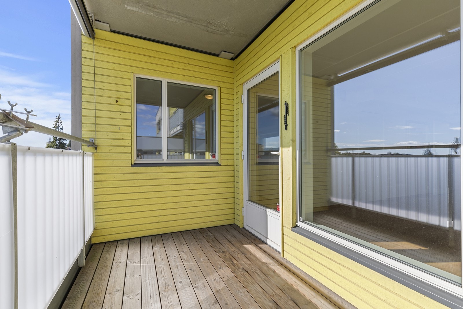 Balkongen har markise som går loddrett for å skjerme for både sol og innsyn. Galleribilde