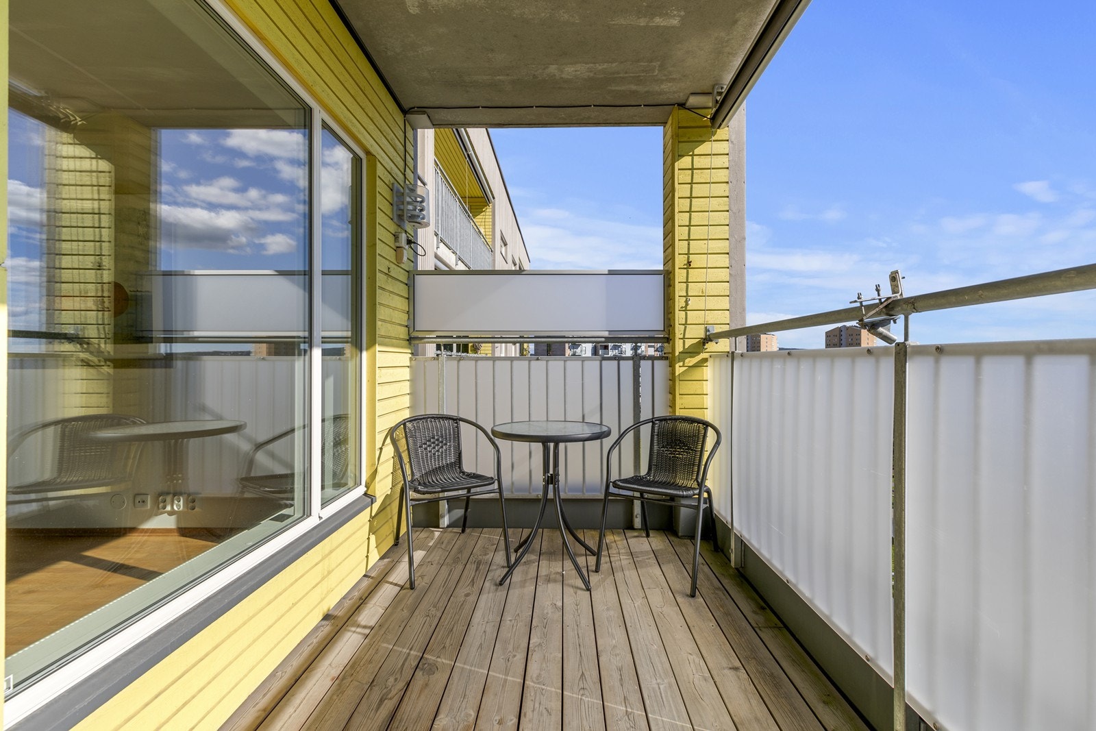 Det er utgang fra stue til balkong på ca 6 kvm. Galleribilde