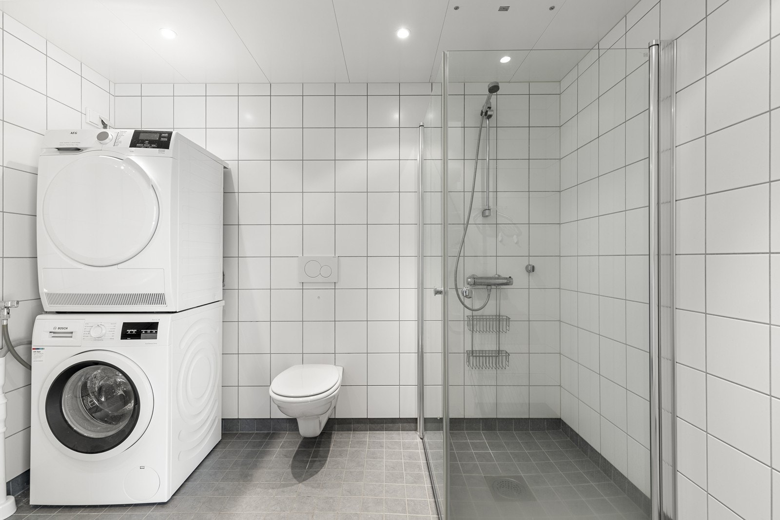 Badet er flislagt og har vannbåren gulvvarme. Det er balansert ventilasjon og luftespalte under dørblad. Galleribilde