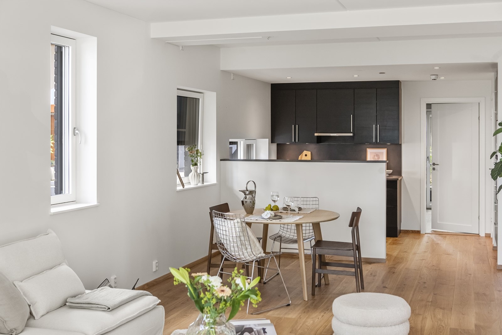 I stuen er det god plass til både suttegruppe og spisebord Galleribilde
