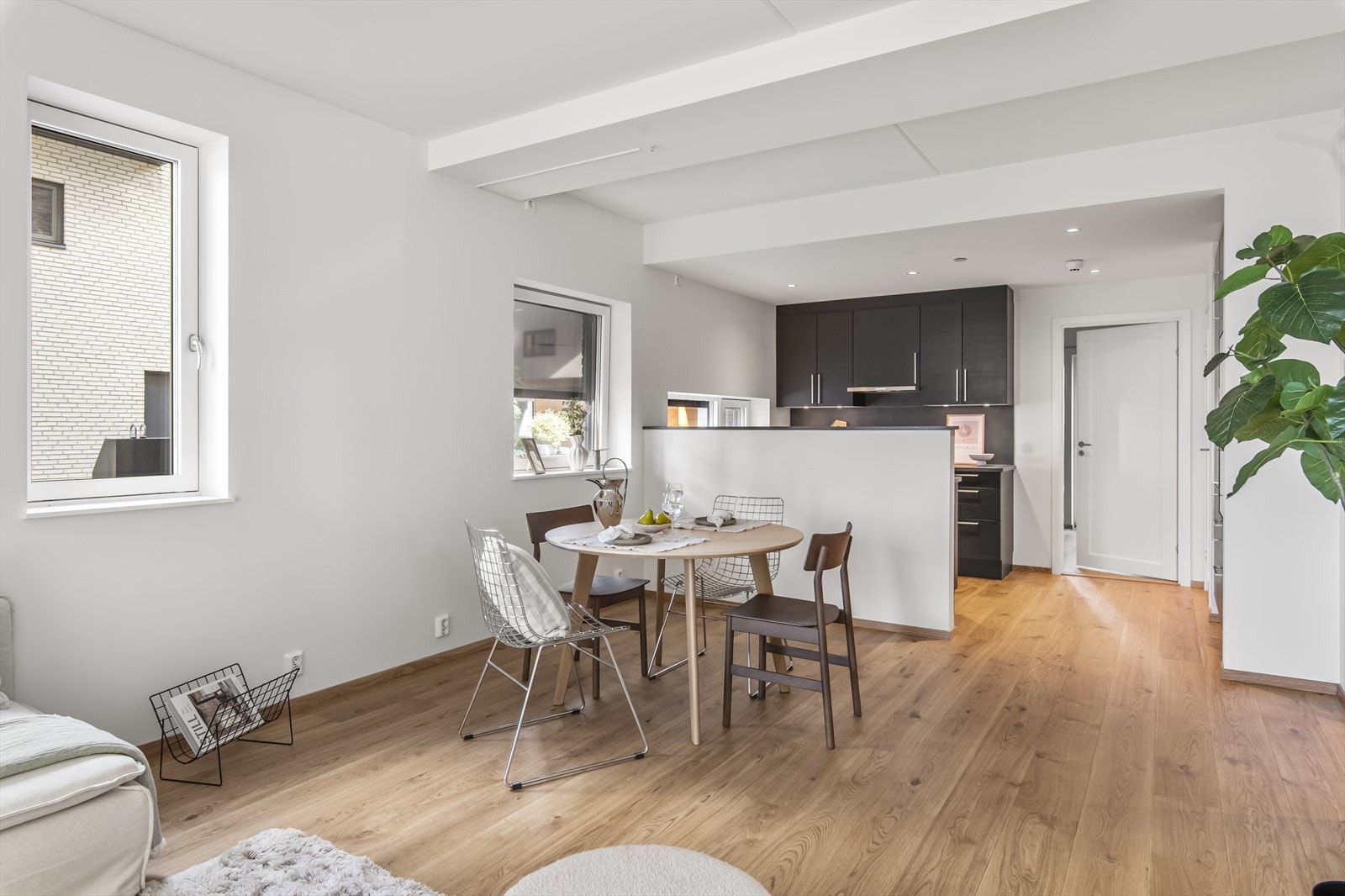 Kjøkkenet har moderne og delikat innredning med slette fronter med innfelte håndtak, samt alt av hvitevarer er integrert Galleribilde