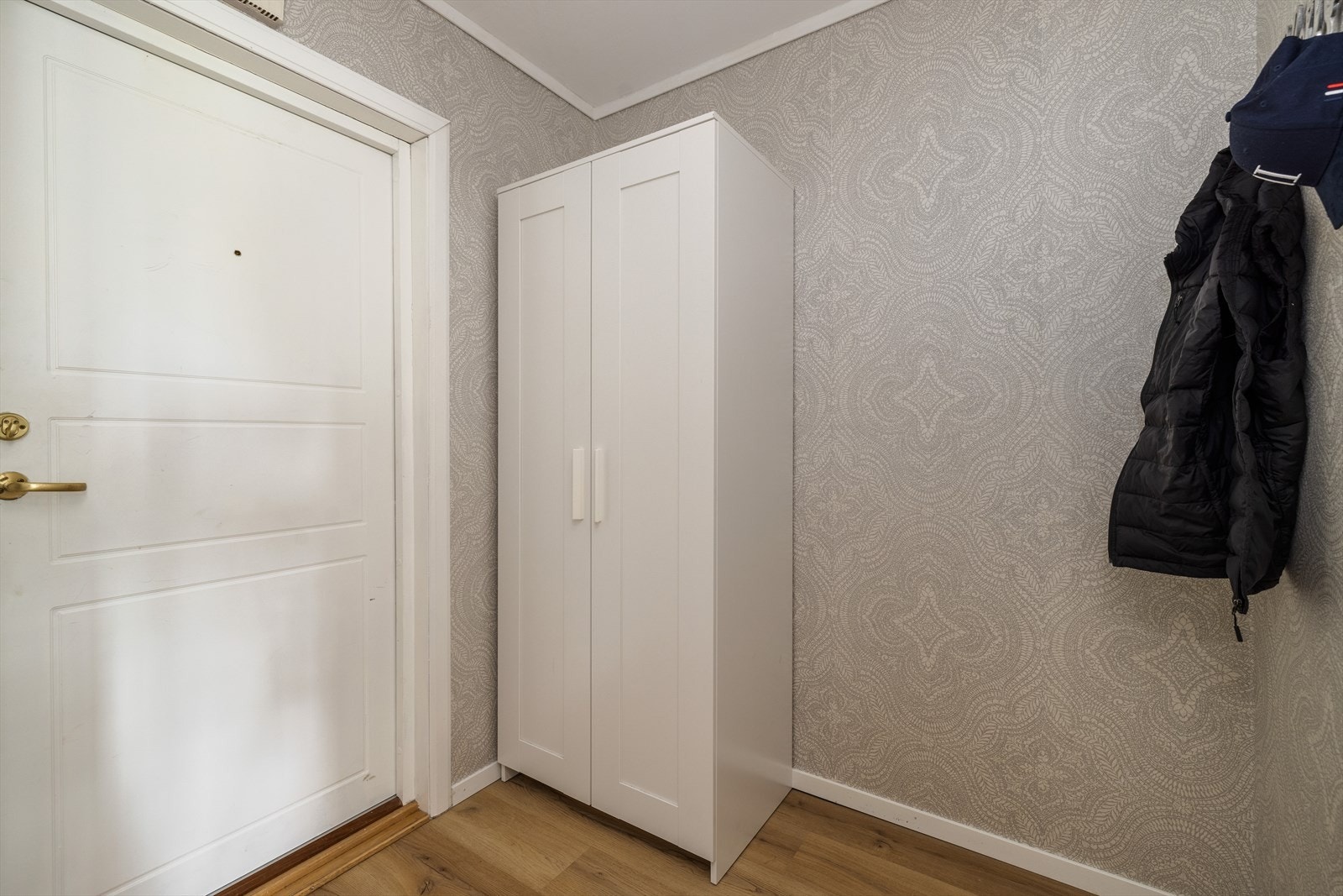 Hyggelig entre med plass til oppbevaring i garderobeskap. Galleribilde