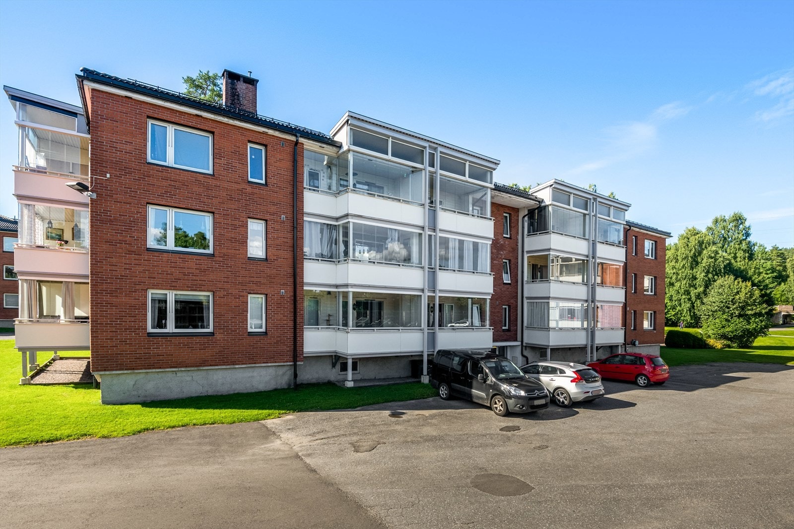 Felles biloppstillingsplasser. Borettslaget har installert ladebokser til el-bil. Galleribilde