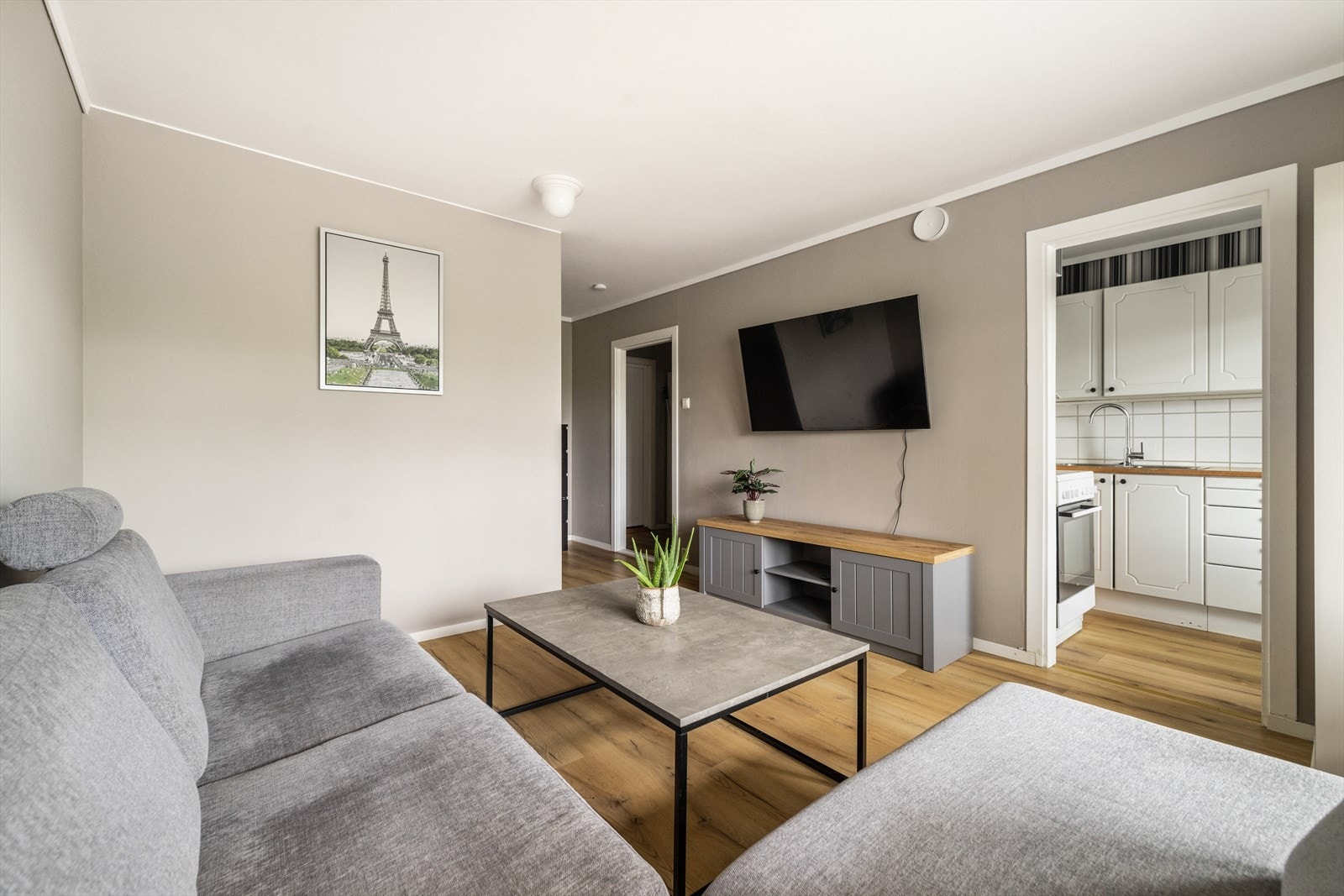Lys og pen stue med plass til sofa og mediemøblement. Galleribilde