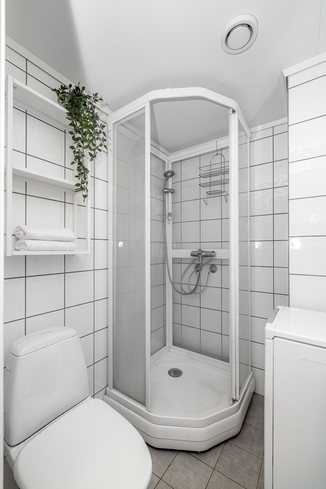 Badet inneholder innredning med nedfelt servant ( ny 2023), toalett, dusjkabinett og opplegg for vaskemaskin. Galleribilde