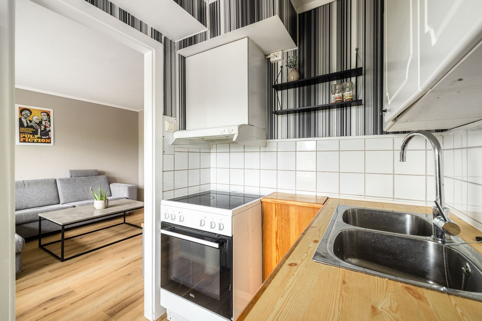 Kjøkken har profilert innredning og laminat benkeplate. Galleribilde