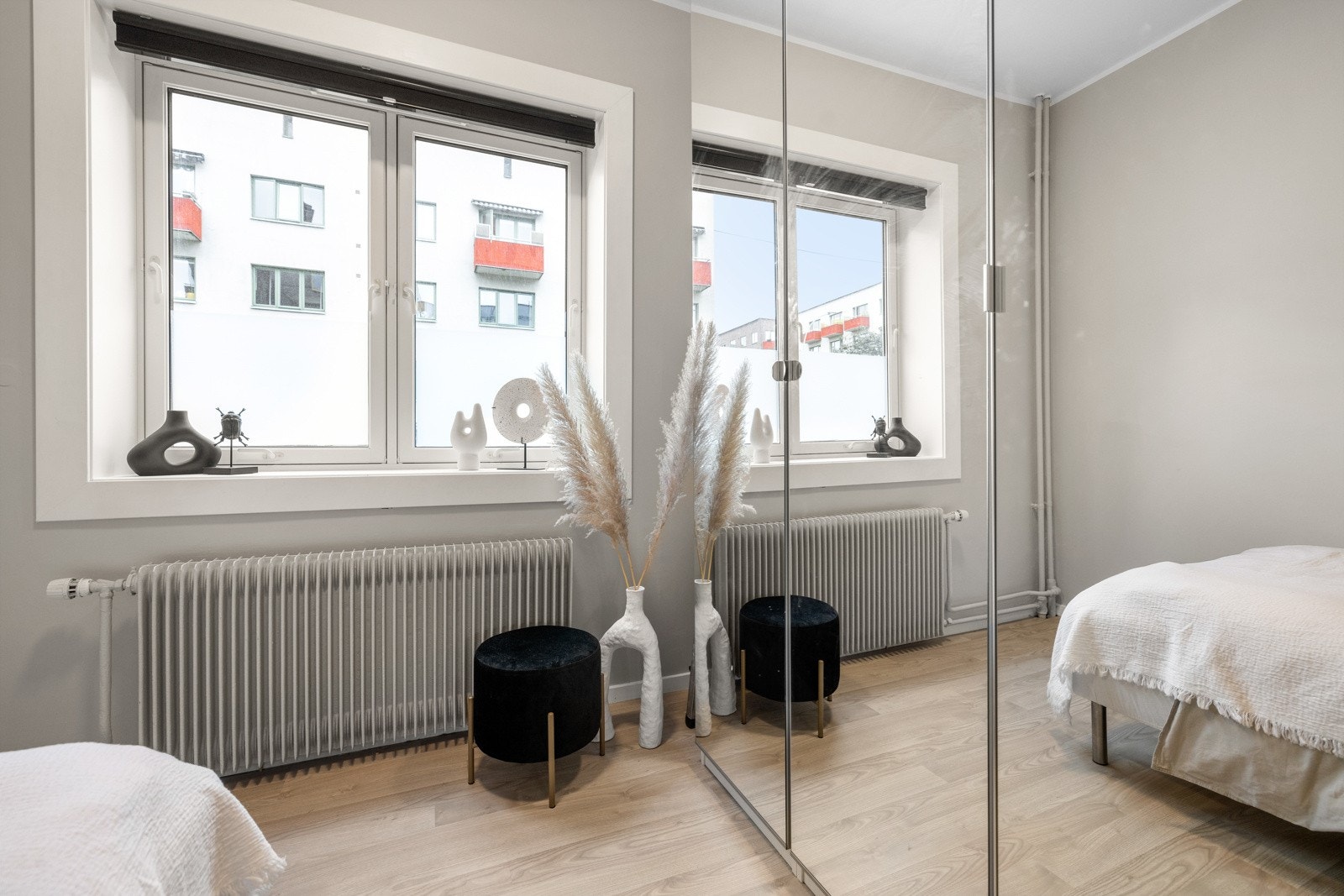 Soverommet er av god størrelse og her er det også god plas stil klesskap Galleribilde