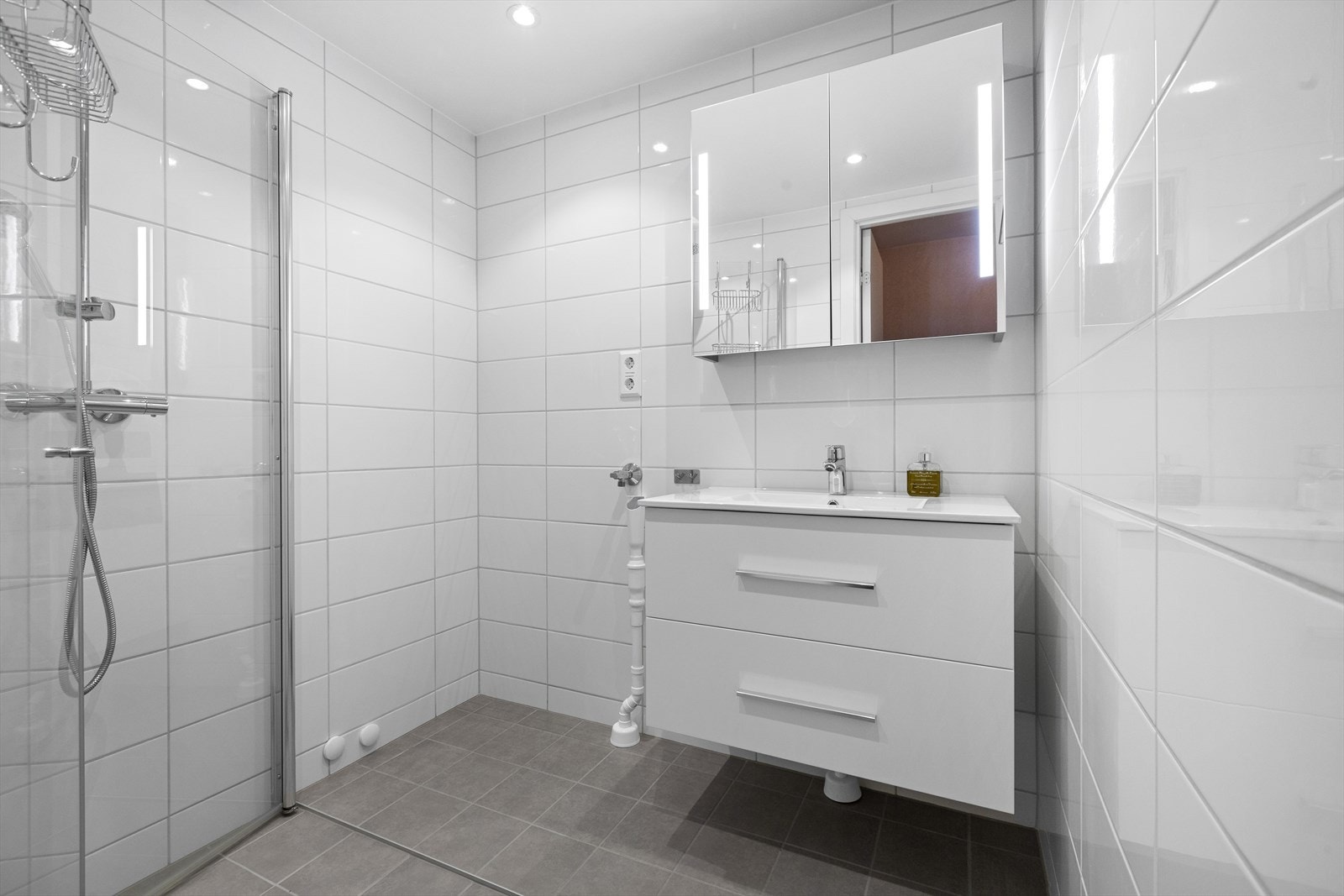 Nytt bad/vaskerom fra 2020 med fliser på både gulv med varmekabler og flislagte vegger. Dusjhjørne med glassvegger Galleribilde