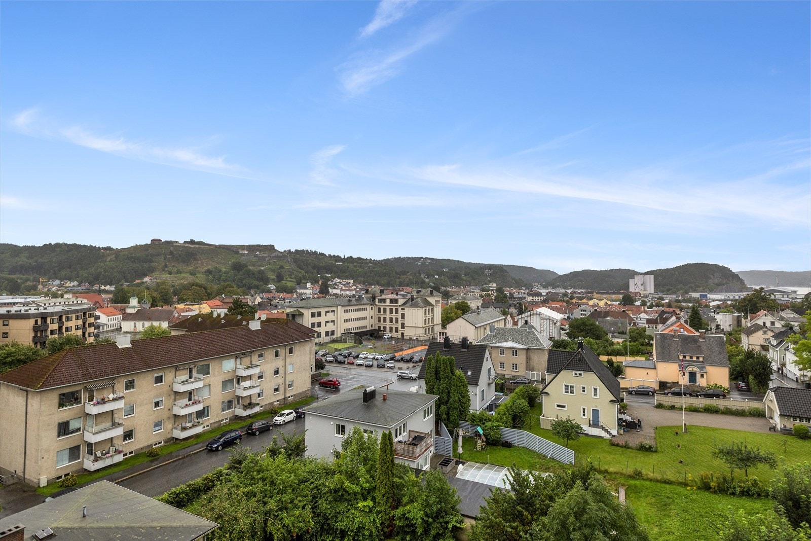 Flott sydøstvendt innglasset balkong på 14 kvm med en fantastisk utsikt mot festningen og byen! Galleribilde