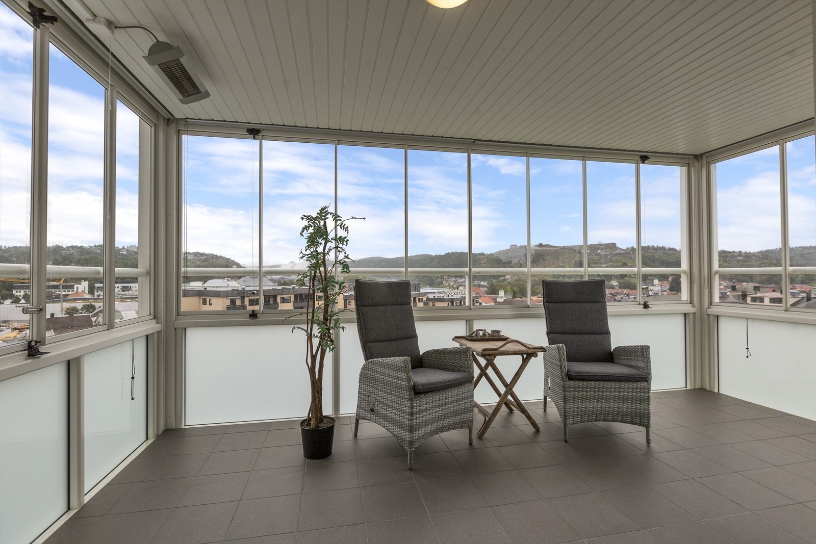 Fra stue er det utgang til flott sydøstvendt innglasset balkong på 14 kvm med en fantastisk utsikt mot festningen og byen! Balkongen har flislagt gulv, varmelampe og persienner/skyvbare/åpningsbare glass på alle vegger Galleribilde