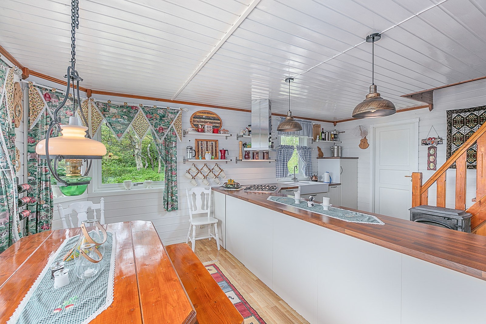 Rundt spisebordet er det plass til hele storfamilien, og gjør kjøkkenet til en sosial sone. Galleribilde