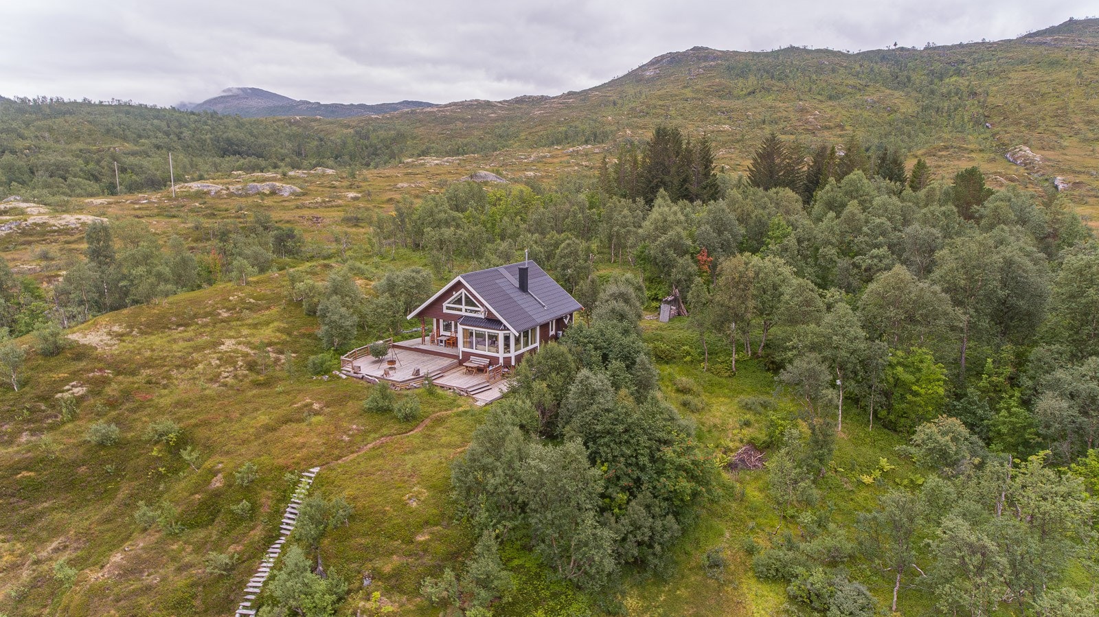 Hytte og nausttomt med idyllisk beliggenhet på Elvevollen, fire soverom og to stuer. Galleribilde
