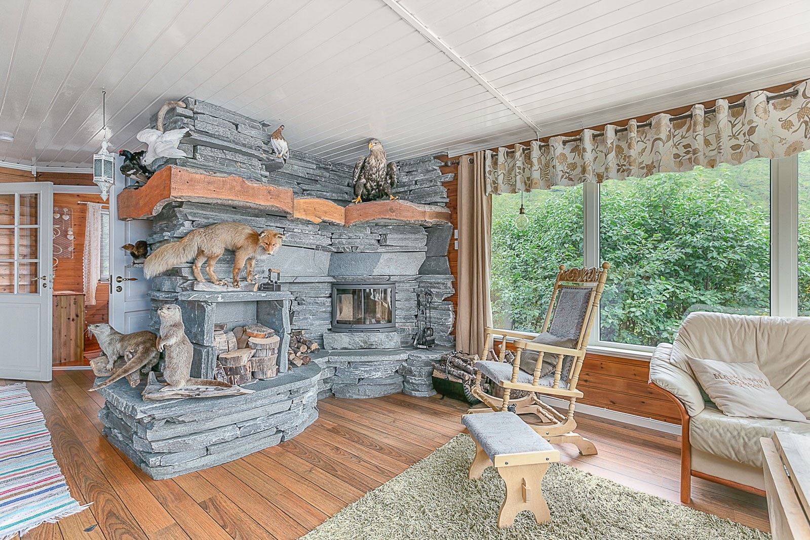 Stuen har peis med innsats som gir lun og god atmosfære på kjølige kvelder. Galleribilde