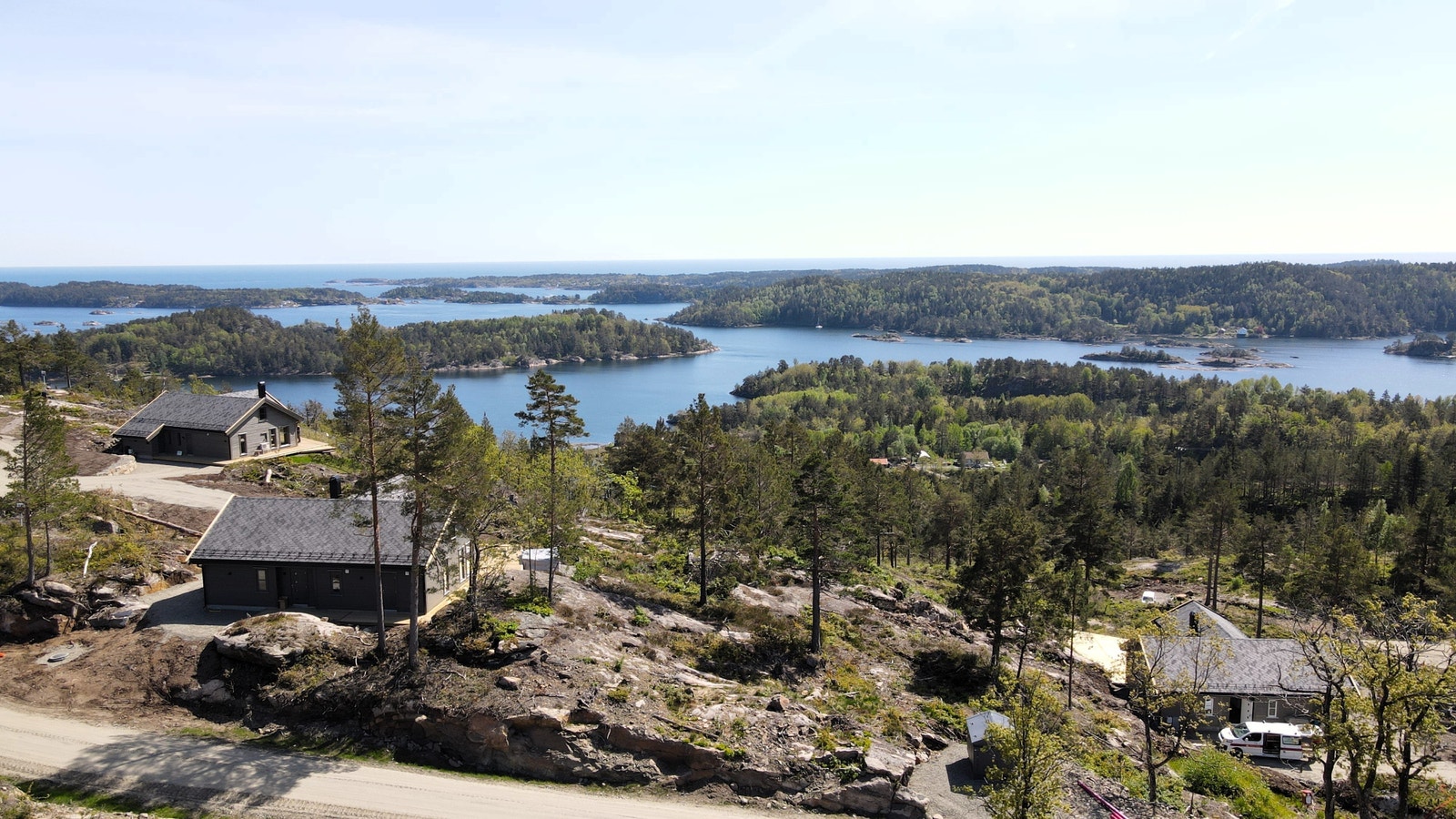 Tomt 123 til venstre i bildet. De andre to hyttene er også til salgs. Galleribilde