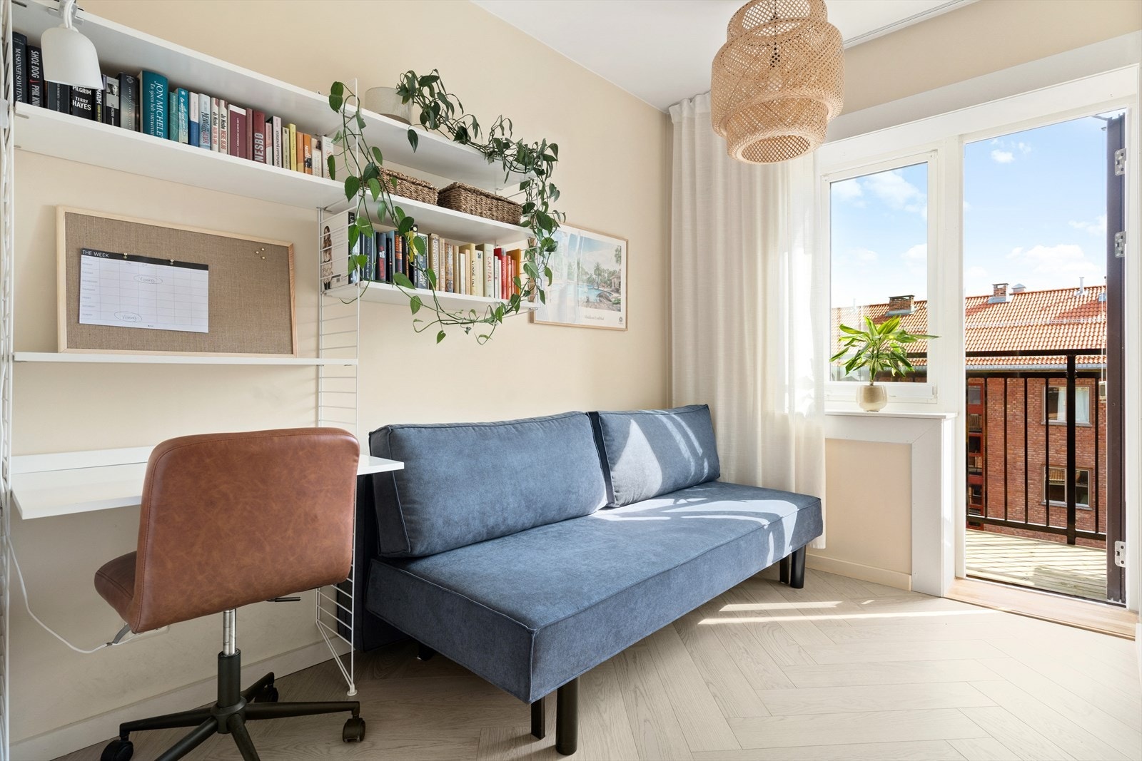 Her er det plass til seng, skrivepult og skap Galleribilde