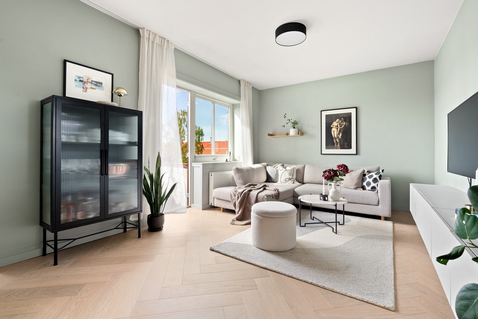 Leiligheten har en lun og innbydende stue med store vindusflater og utgang til balkong. Galleribilde