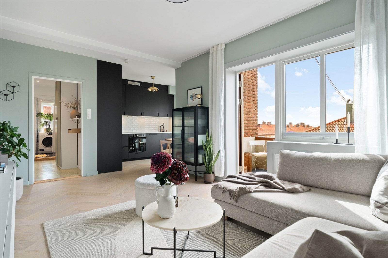 Velkommen til en lys og innbydende 3-roms topp- og endeleilighet. Galleribilde