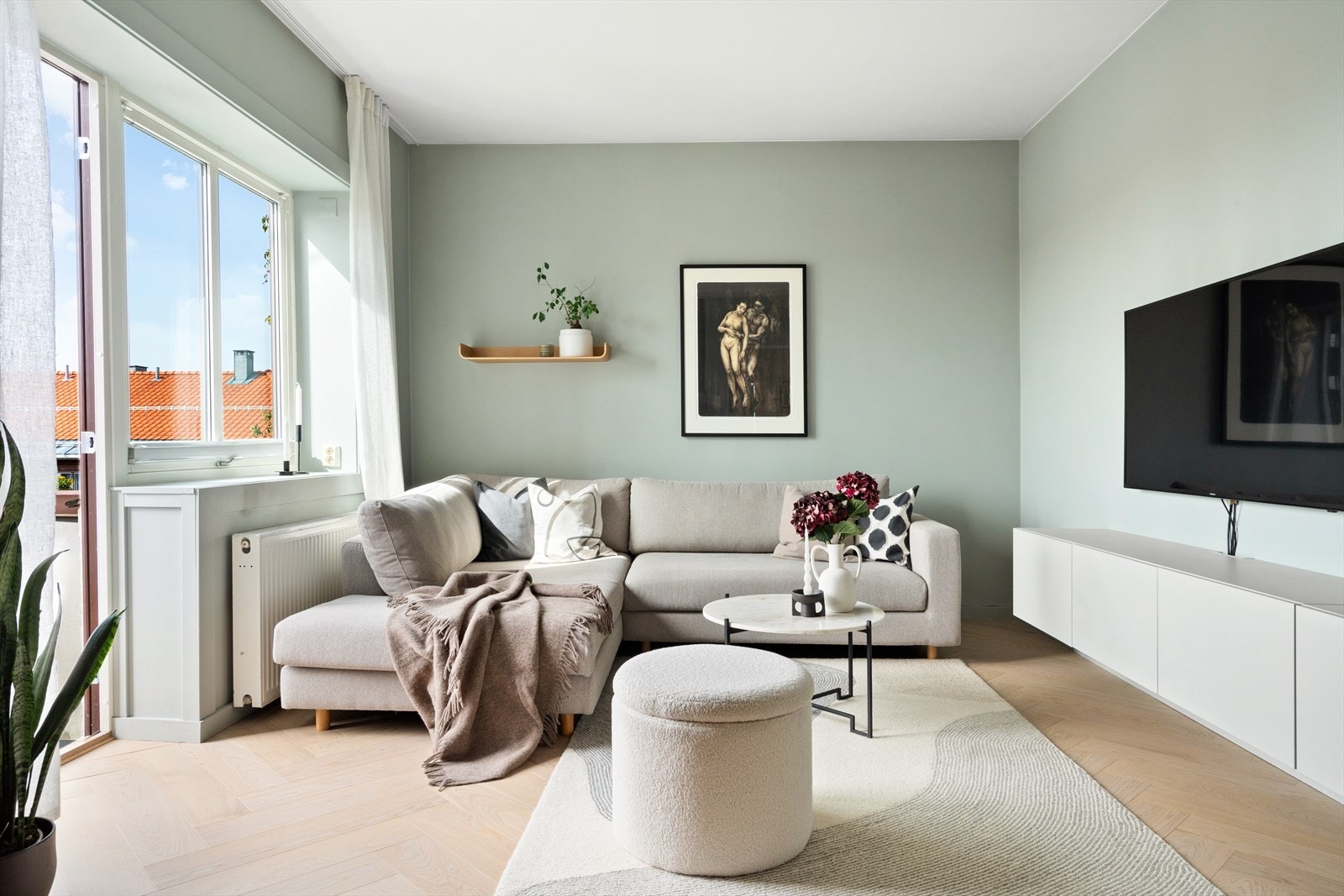 Leiligheten ligger fint til i 5. etasje med grønt og åpent utsyn både fra balkongen og stuen Galleribilde