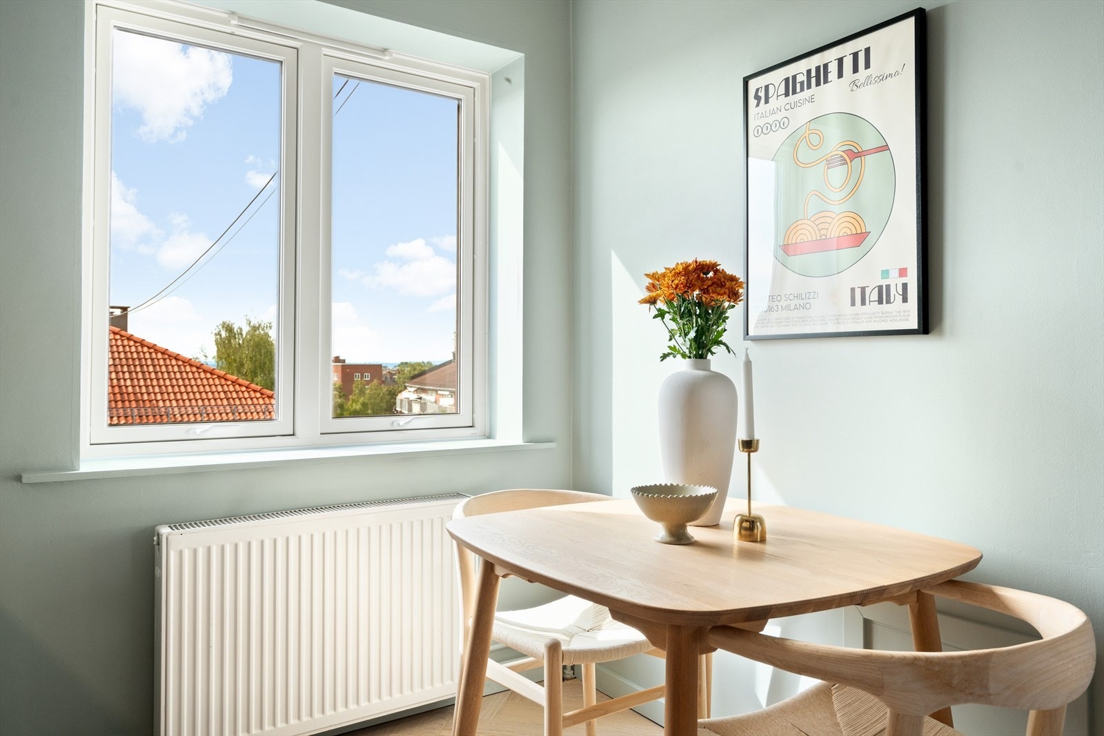 Hyggelig spisekrok ved vinduet Galleribilde