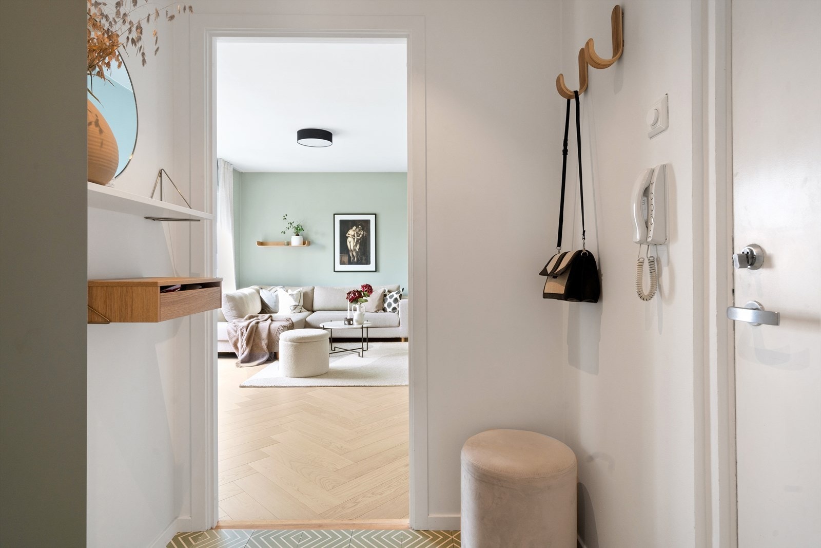Godt vedlikeholdt gård med tilbaketrukket og attraktiv beliggenhet Galleribilde