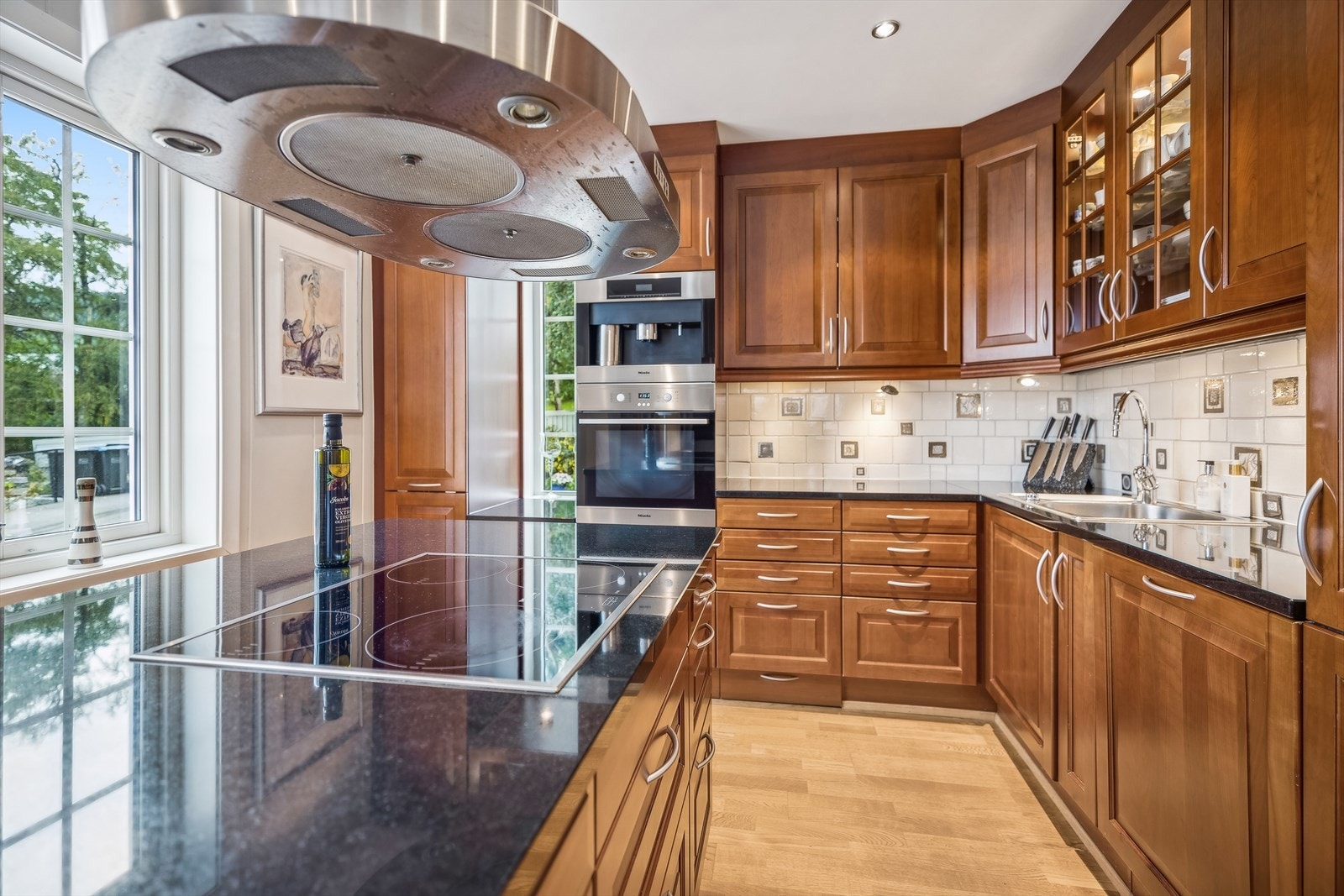 Eksklusive Miele hvitevarer som stekeovn, kaffemaskin, oppvaskmaskin, stekeovn og induksjonstopp er integrert i innredningen. Galleribilde