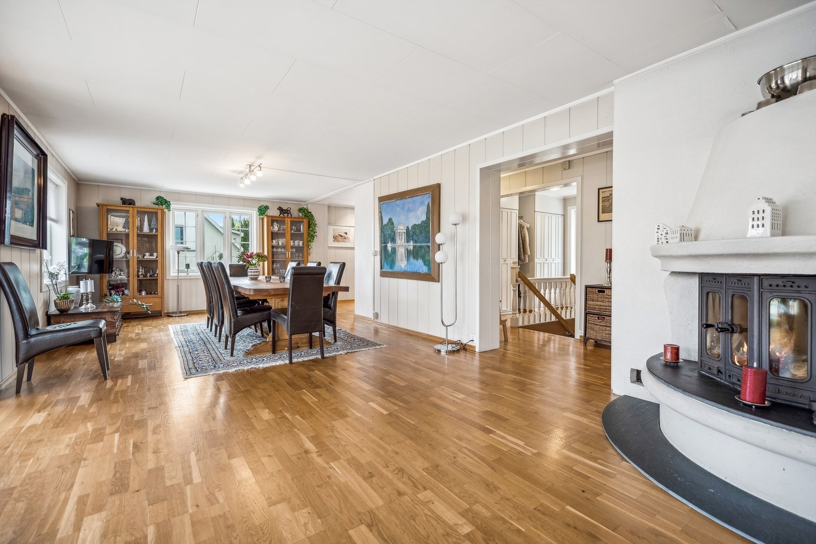 Det er videre plass til et stort spisebord hvor en bedre middag kan nytes sammen med det inviterte selskapet. Galleribilde