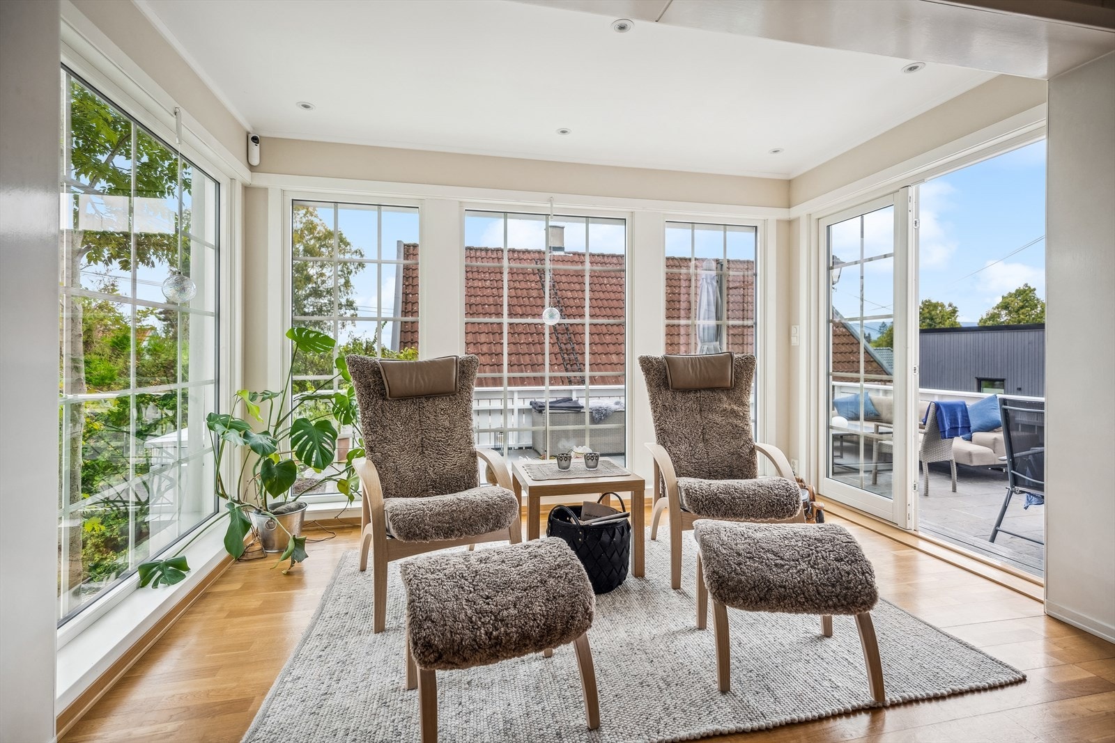 De store vindusflatene sammen med terrassedøren slipper inn godt med lys å skaper en luftig og fin atmosfære i rommet. Galleribilde